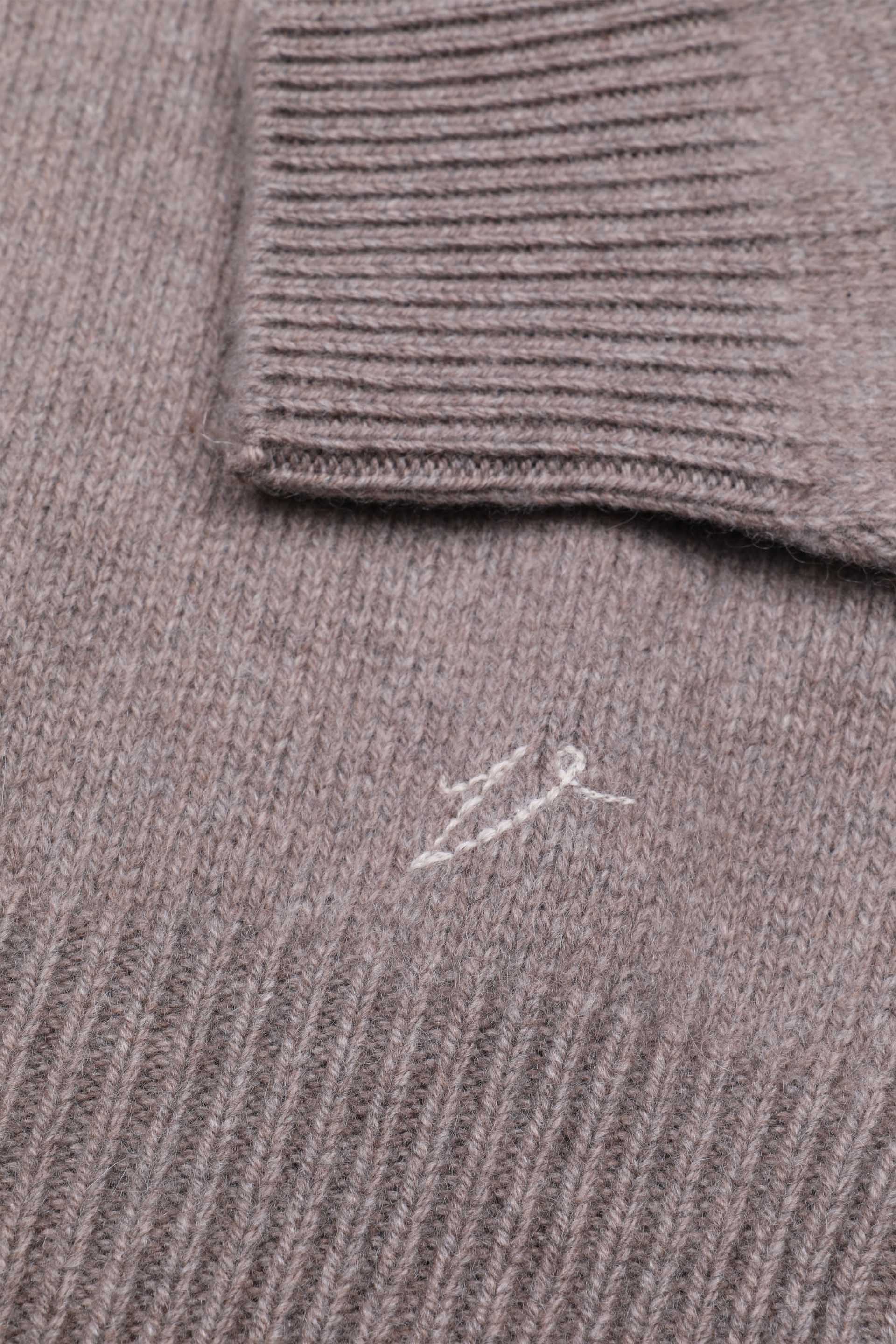 Maglia girocollo in cashmere. Marrone - Wood