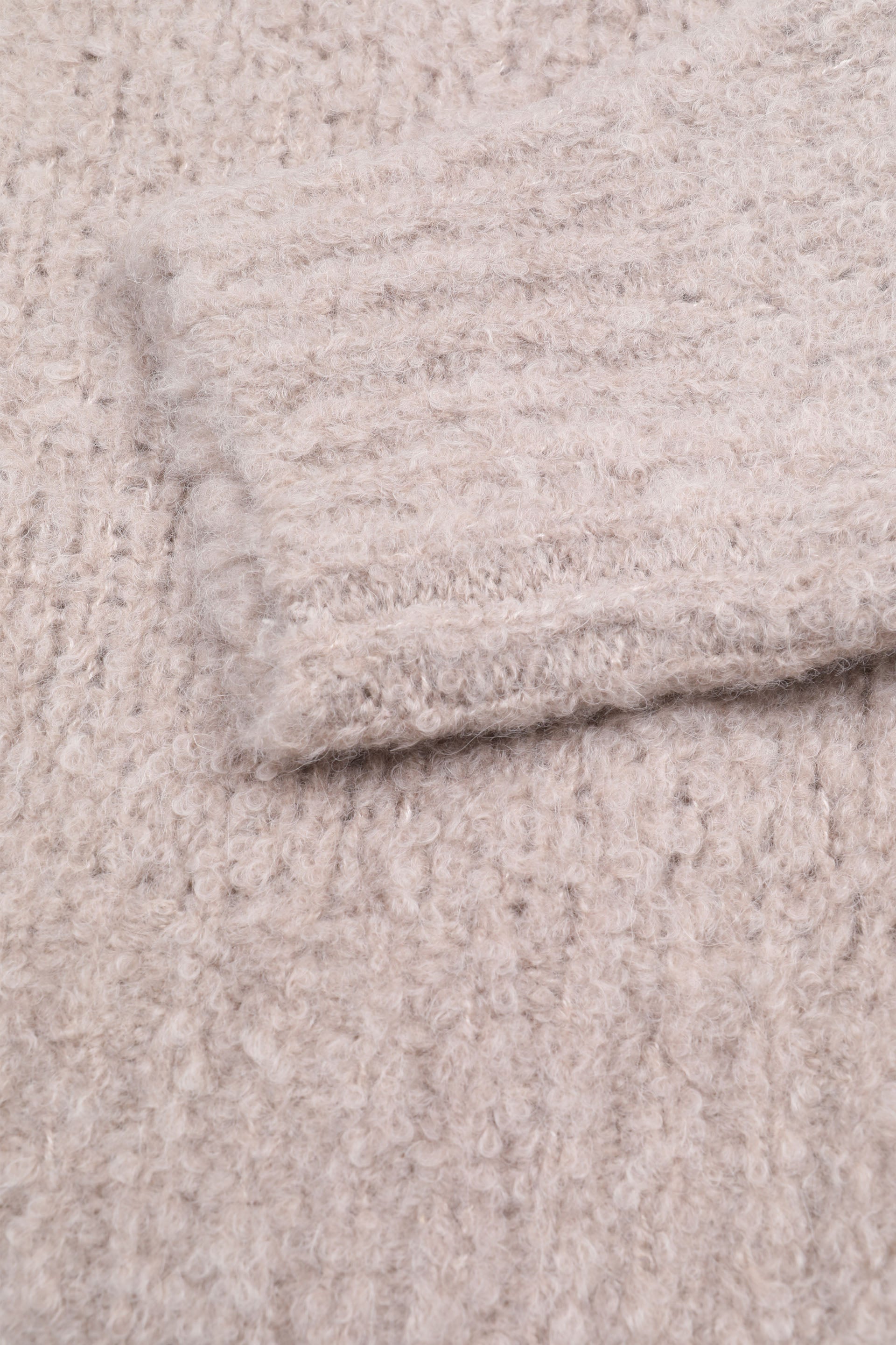 Maglia girocollo con filato bouclè in misto cashmere-alpaca-seta. Beige - Sable