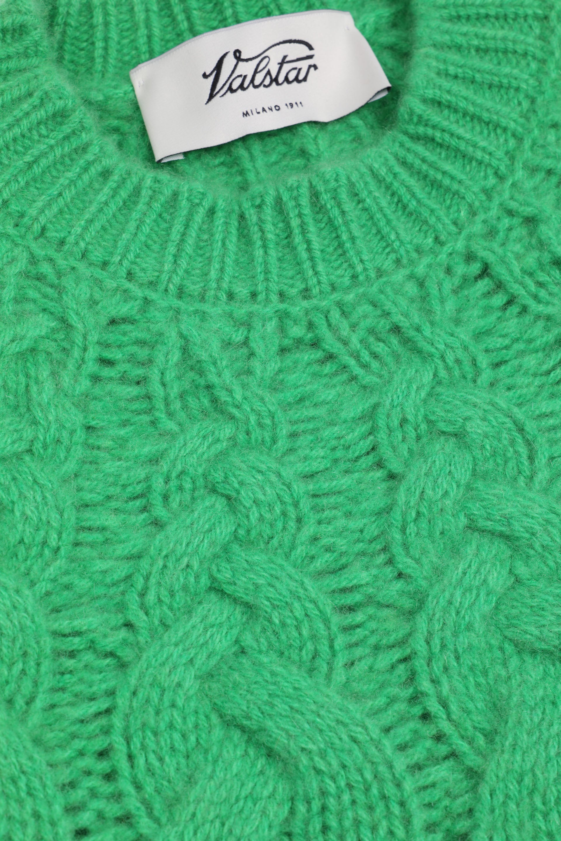 Maglia girocollo a trecce in cashmere. Verde - Bright green