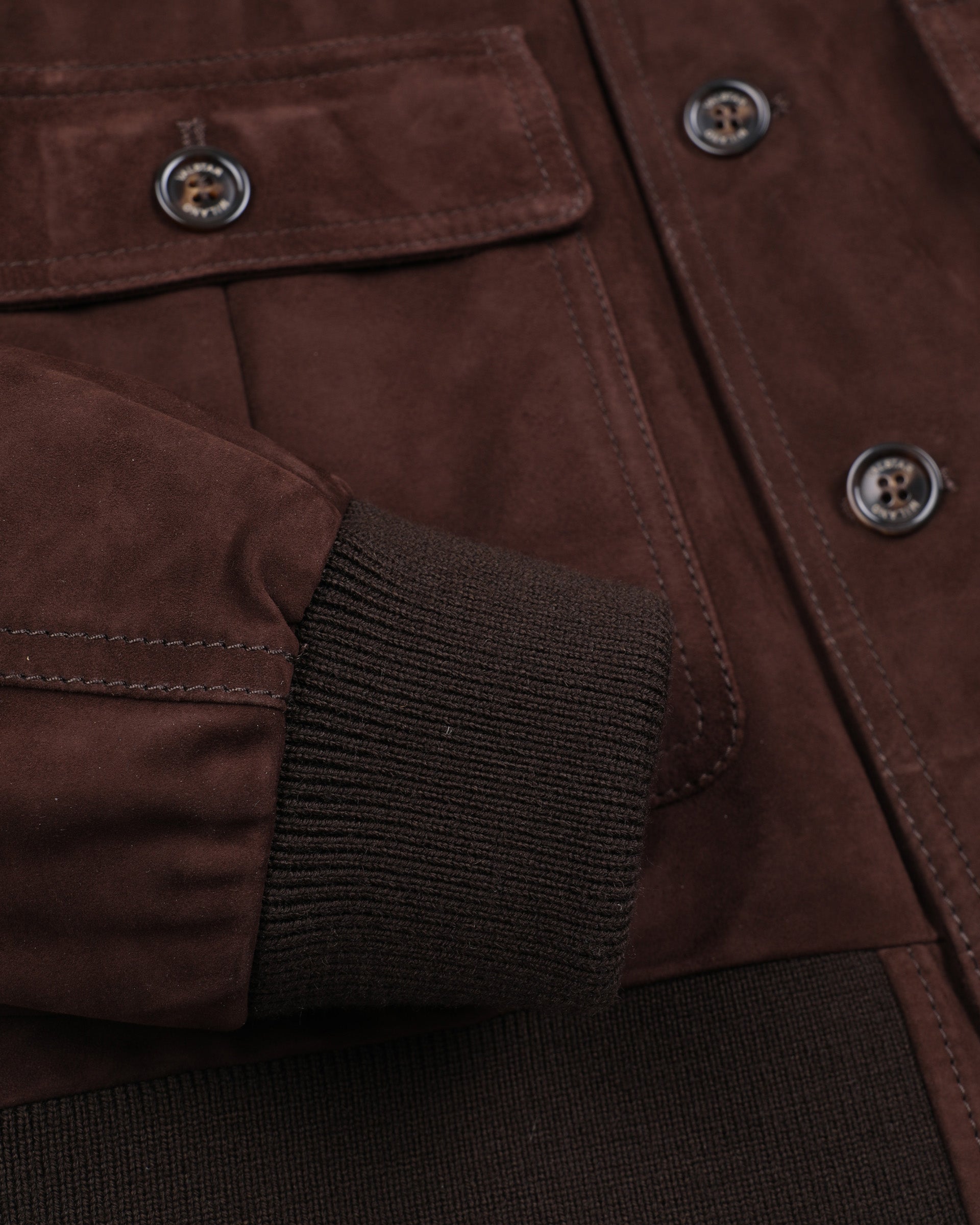 Giubbotto Valstarino in suede imbottito in piuma con loop su collo dietro. Marrone - Caffè