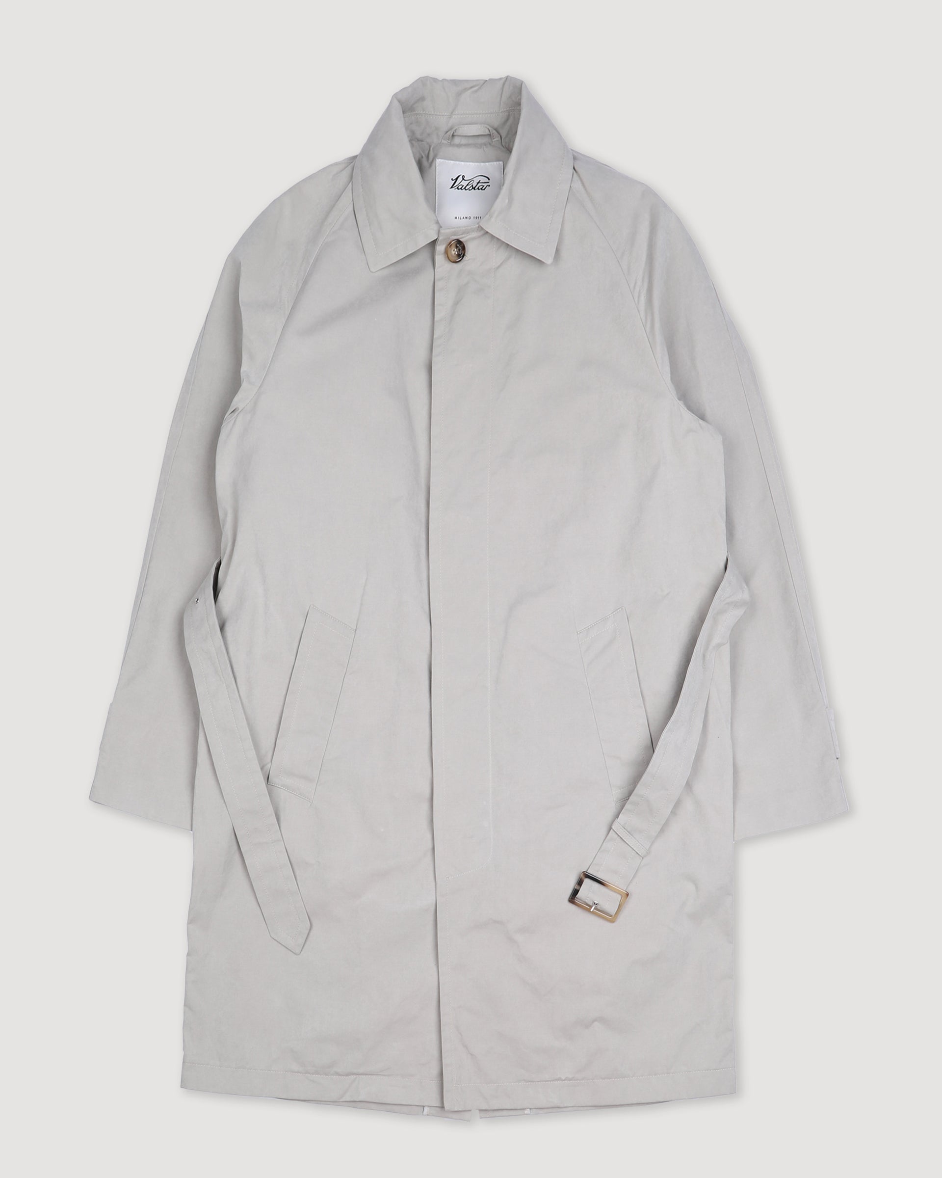 Humphrey trench coat in a water repellent waxed cotton blend fabric. G