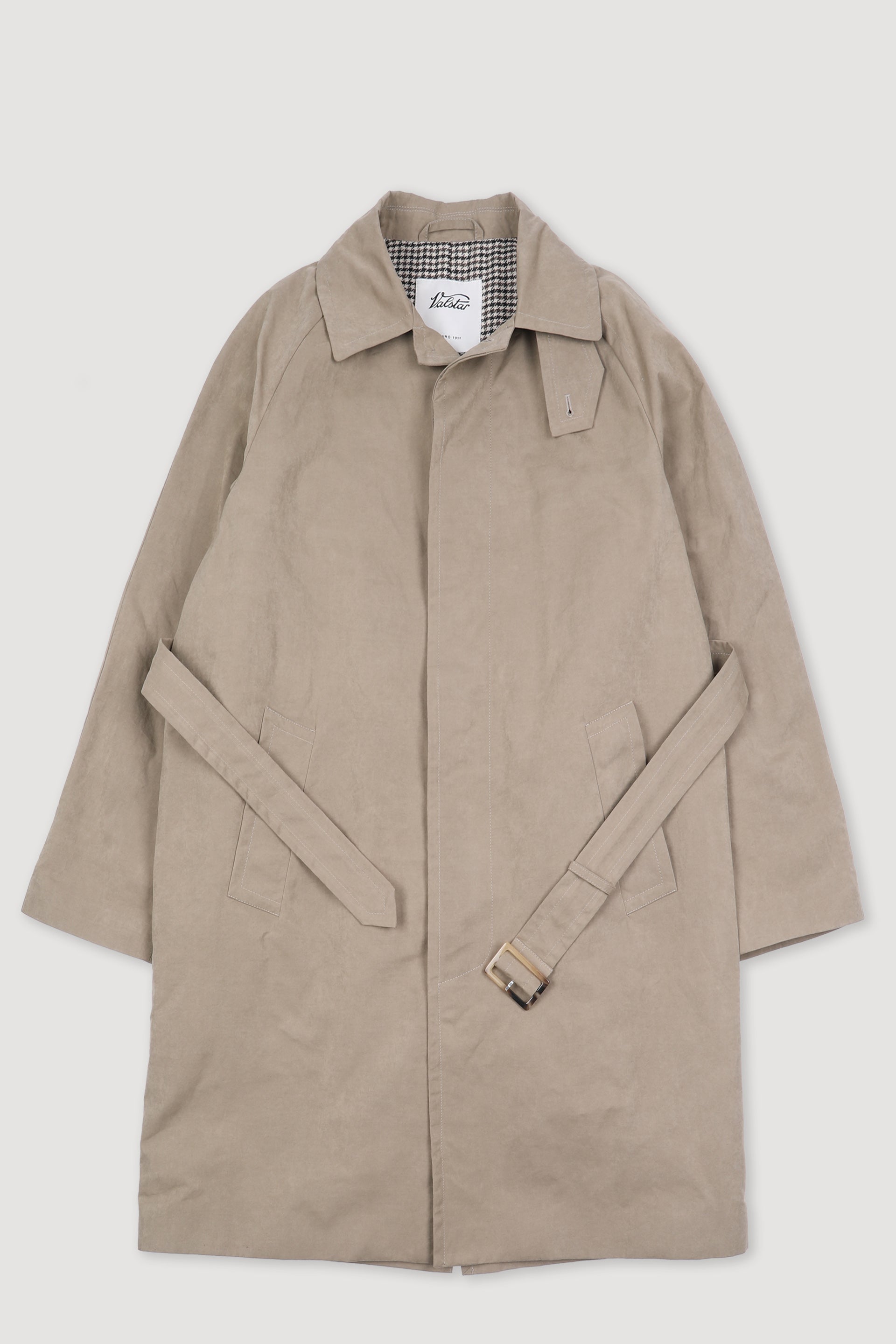 Humphrey trench coat in a water repellent waxed cotton blend fabric. B