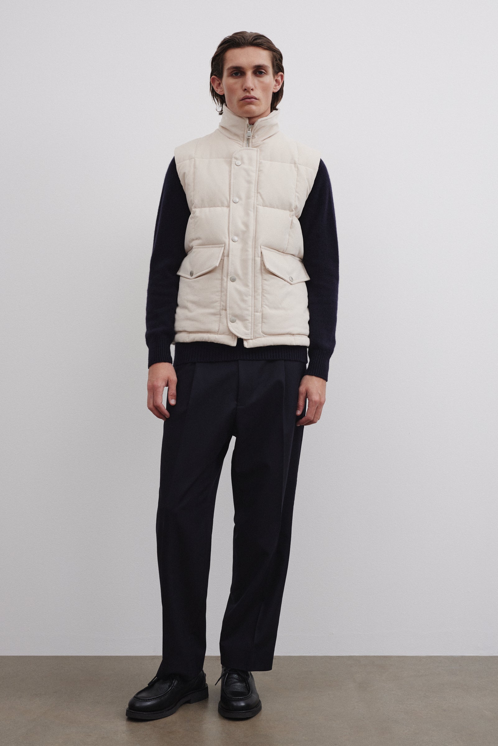 Oliver goose down vest in cotton corduroy. Cream - Dust