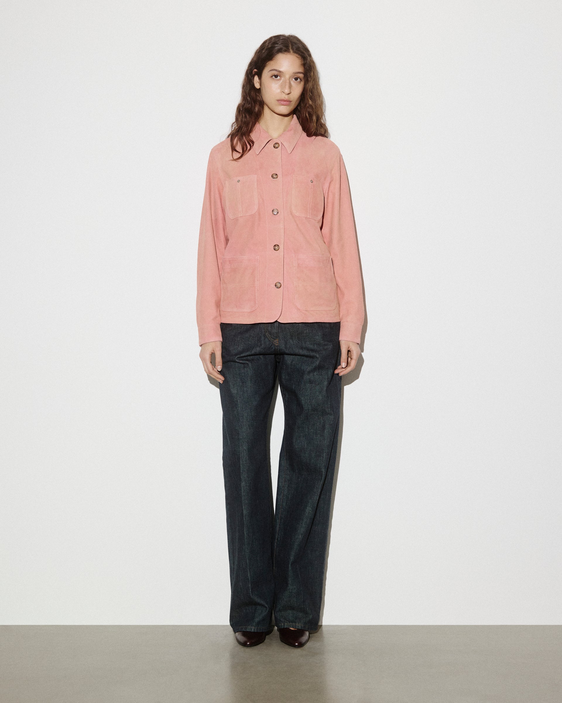 Boxy work shirt in solarized light suede, lined. Pink - Chili