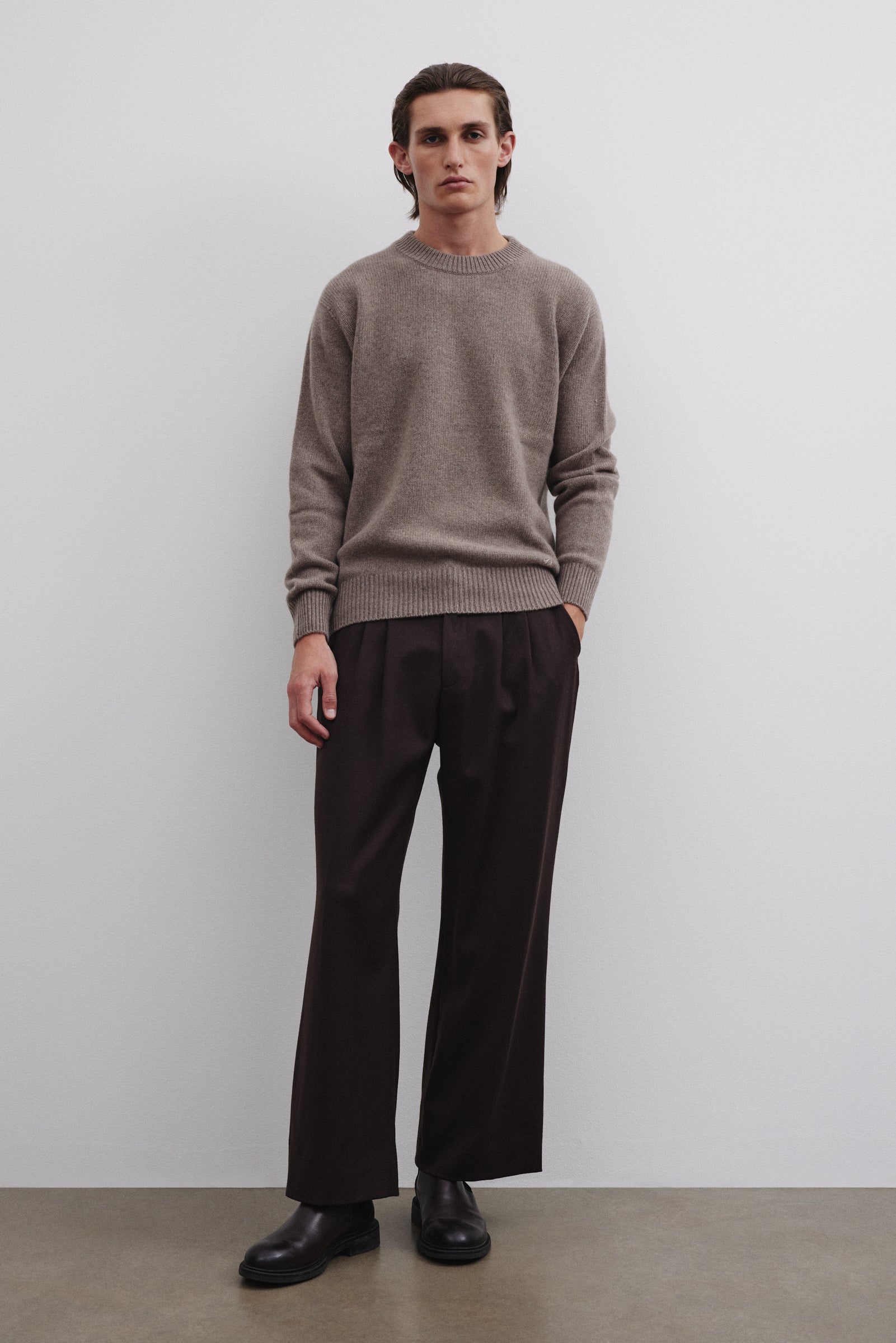 Maglia girocollo in cashmere. Marrone - Wood