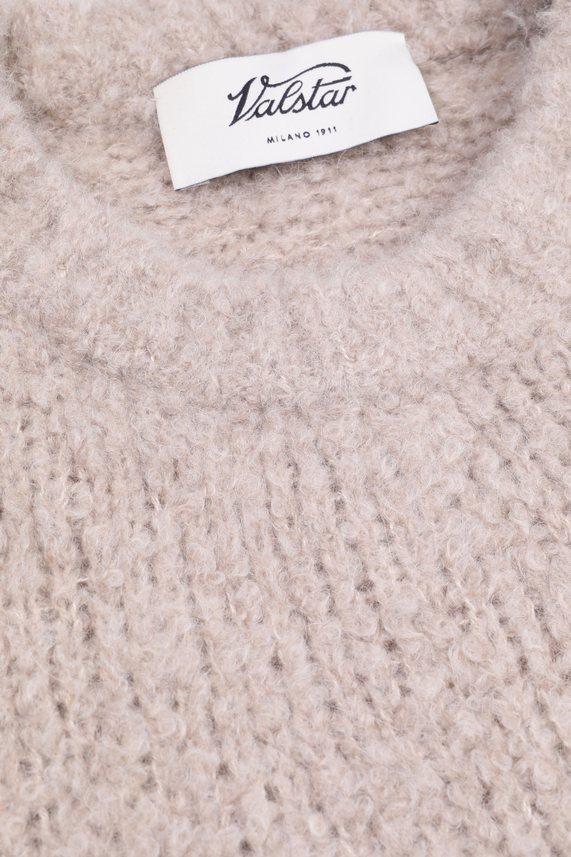 Maglia girocollo con filato bouclè in misto cashmere-alpaca-seta. Beige - Sable