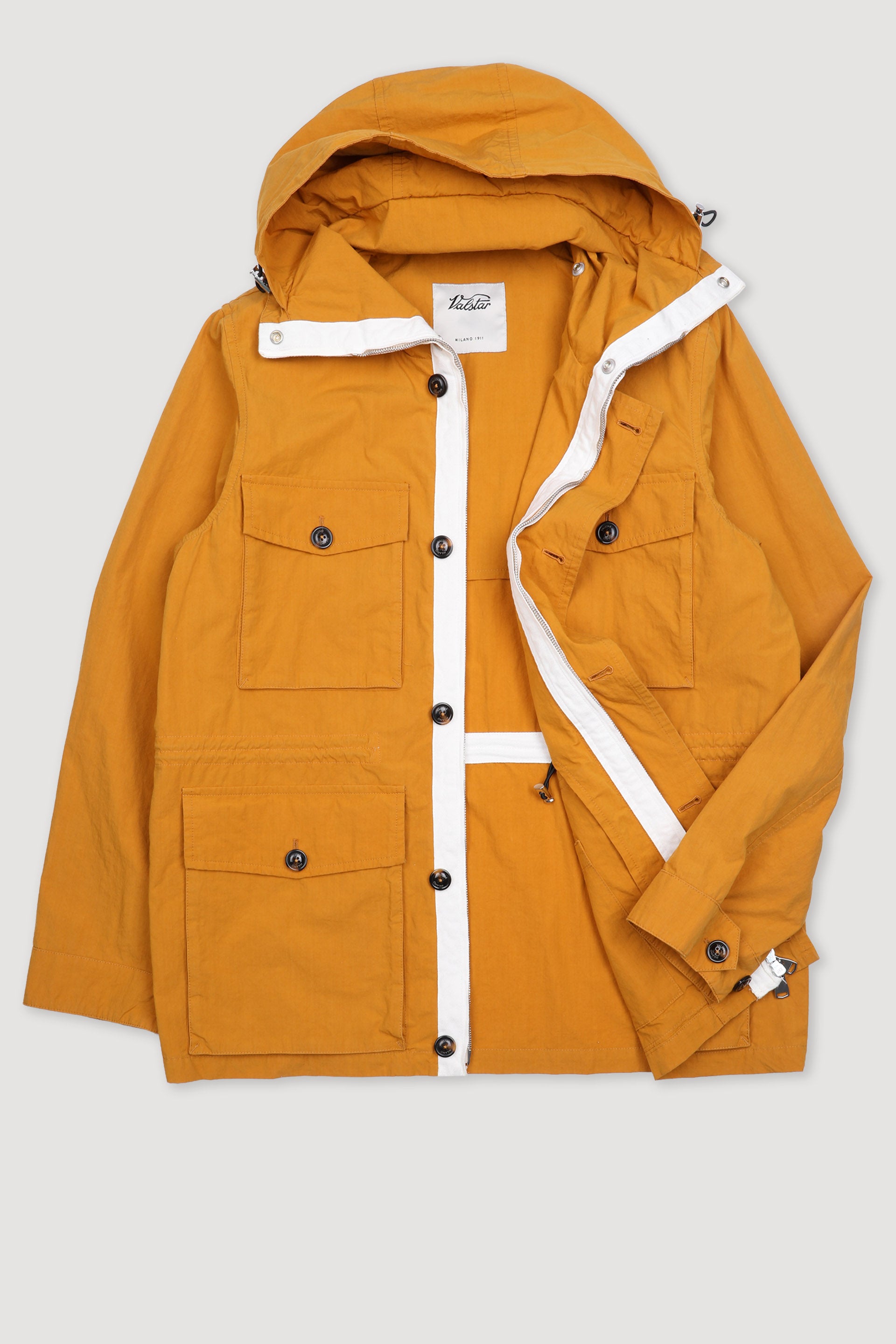 Concealed hood field Jacket in water repellent cotton-nylon fabric. Un