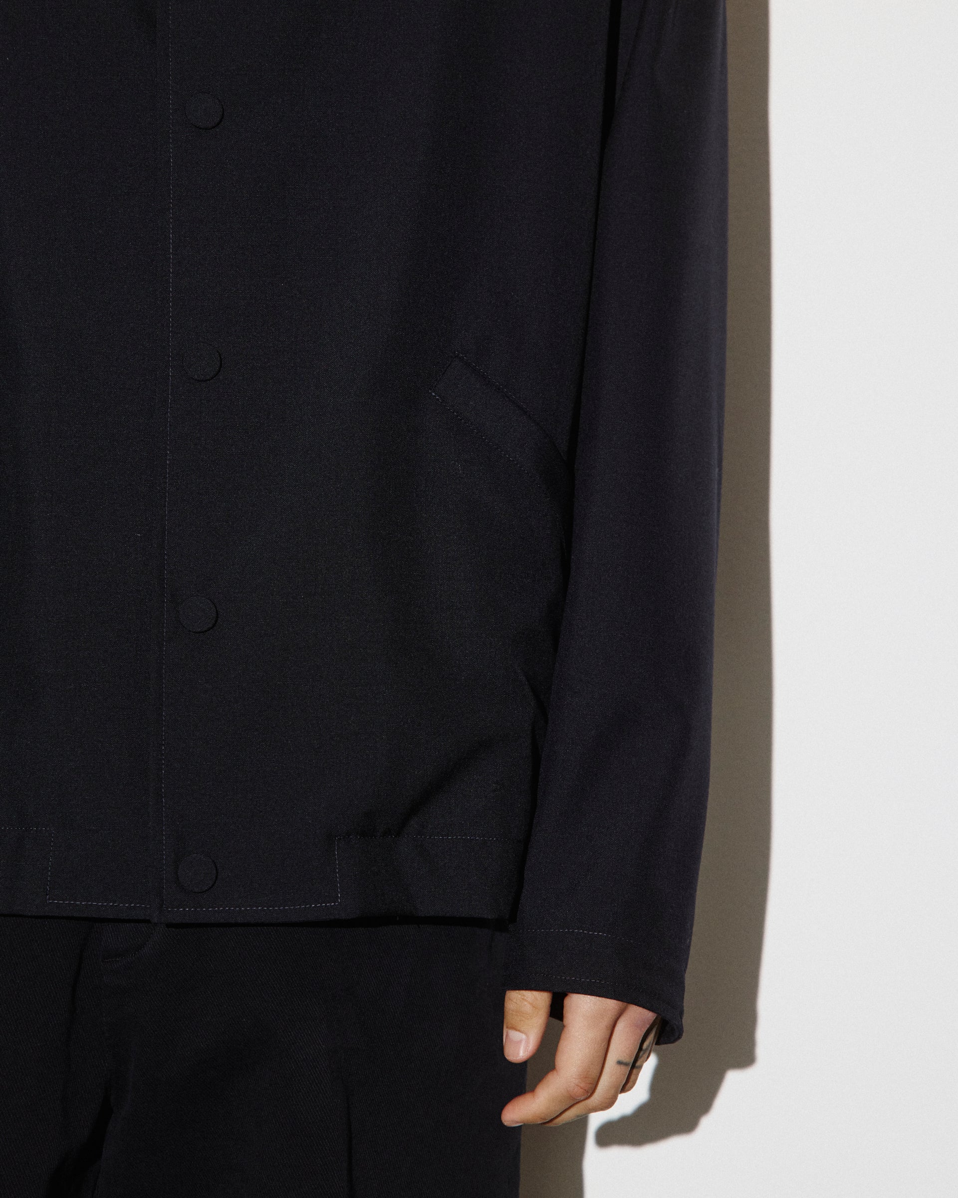 UOMO- COACH JKT CON BOTTONI A PRESSIONE IN TESSUTO FRESCO LANA 2 PLY IN PURA LANA VERGINE, CARRE INTERNO E MANICHE FODERATE - Navy