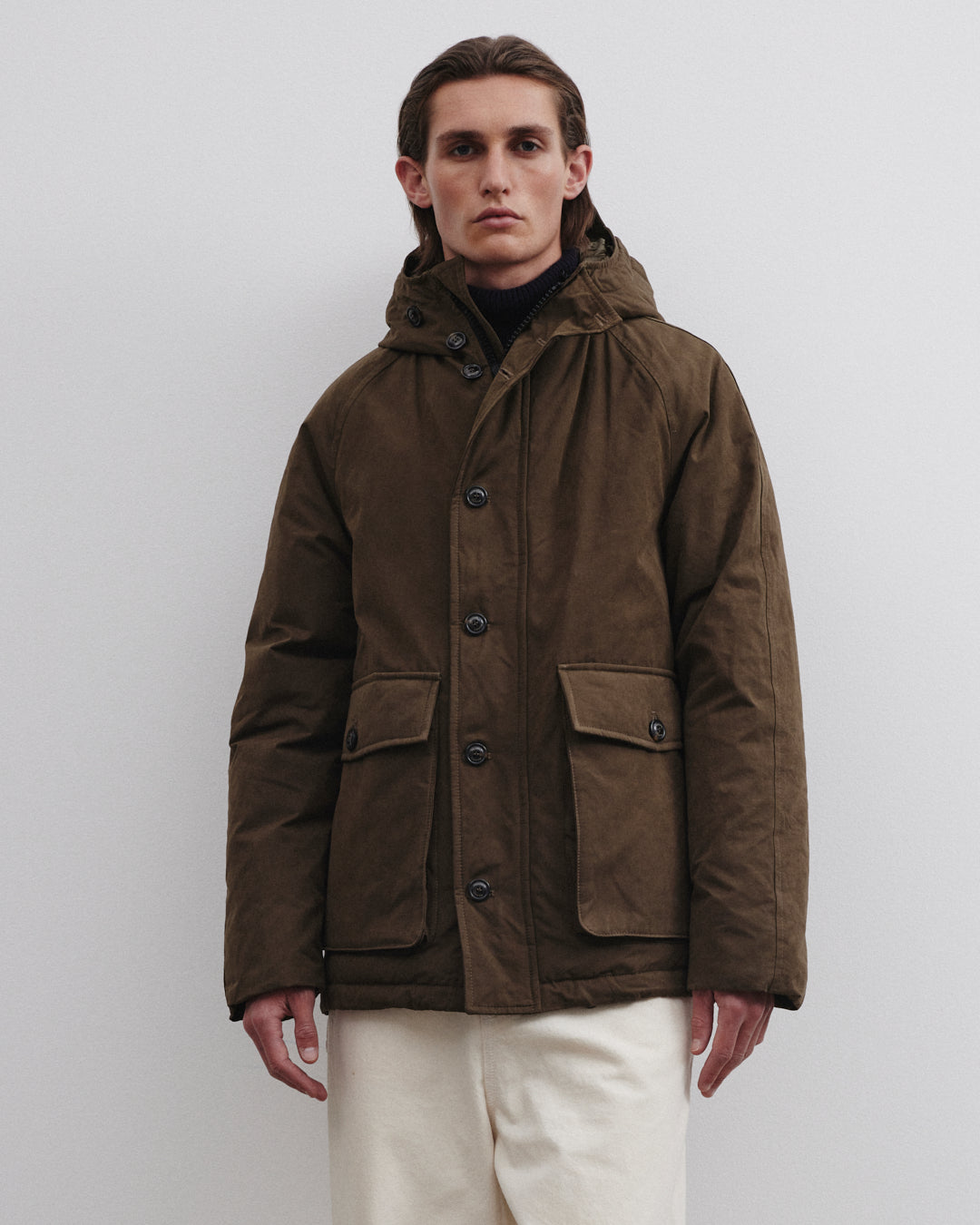 Giubbotto Liam con cappuccio in tessuto di misto cotone cerato water repellent, imbottito in piuma. Verde - Testuggine