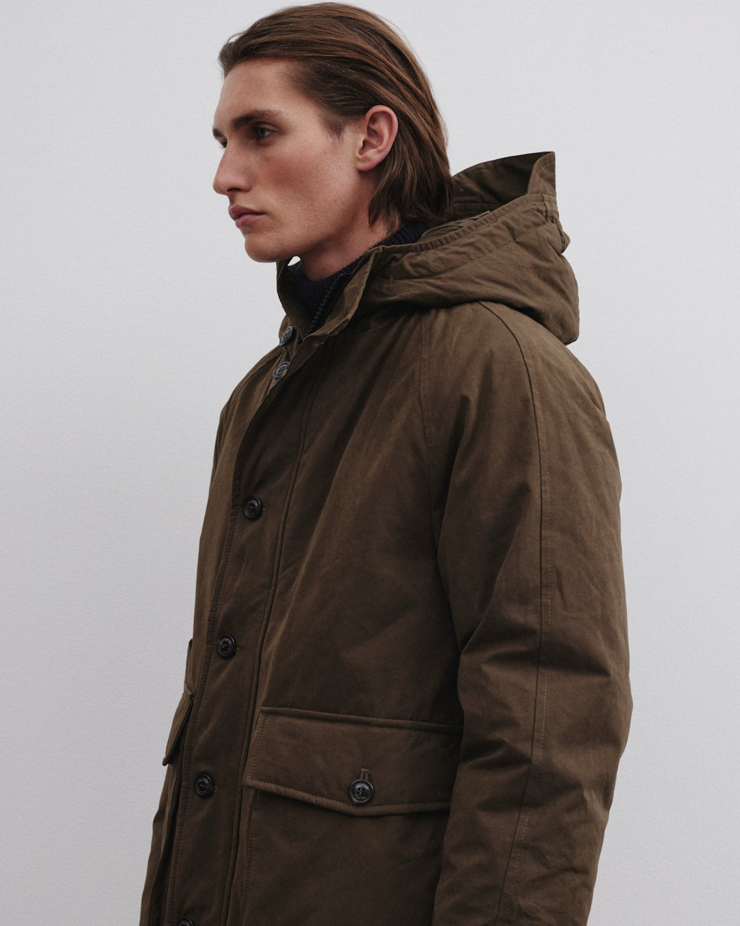 Giubbotto Liam con cappuccio in tessuto di misto cotone cerato water repellent, imbottito in piuma. Verde - Testuggine