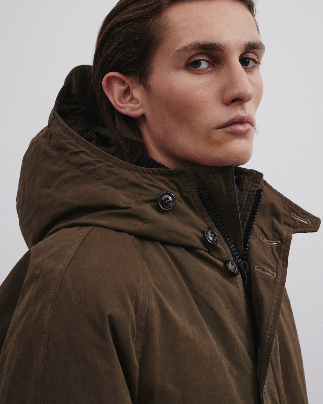 Giubbotto Liam con cappuccio in tessuto di misto cotone cerato water repellent, imbottito in piuma. Verde - Testuggine
