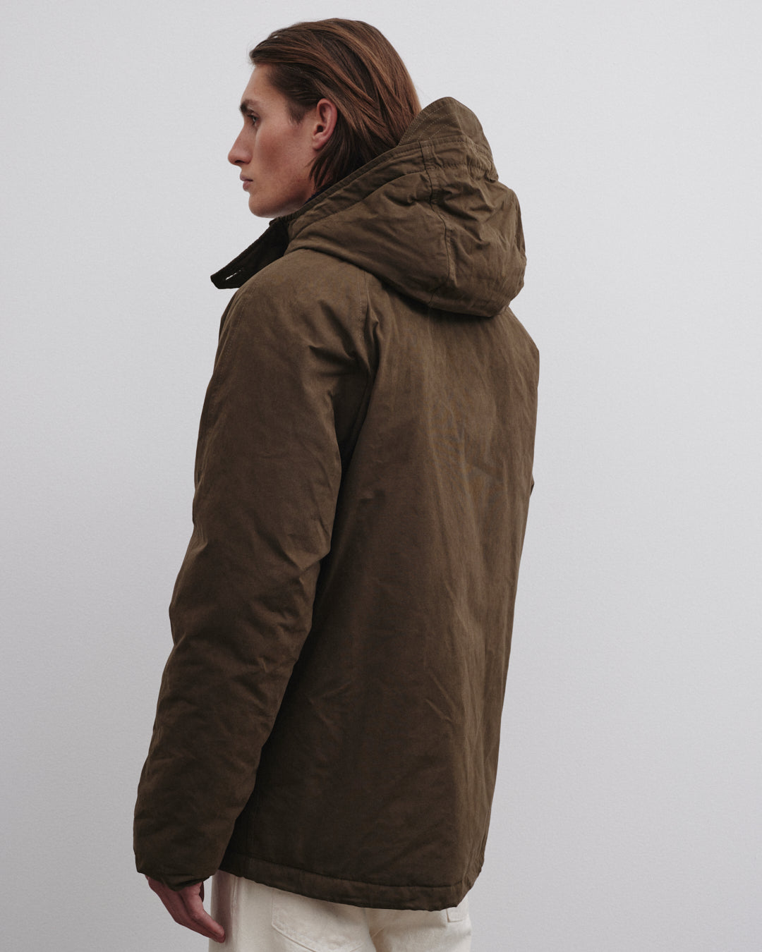 Giubbotto Liam con cappuccio in tessuto di misto cotone cerato water repellent, imbottito in piuma. Verde - Testuggine