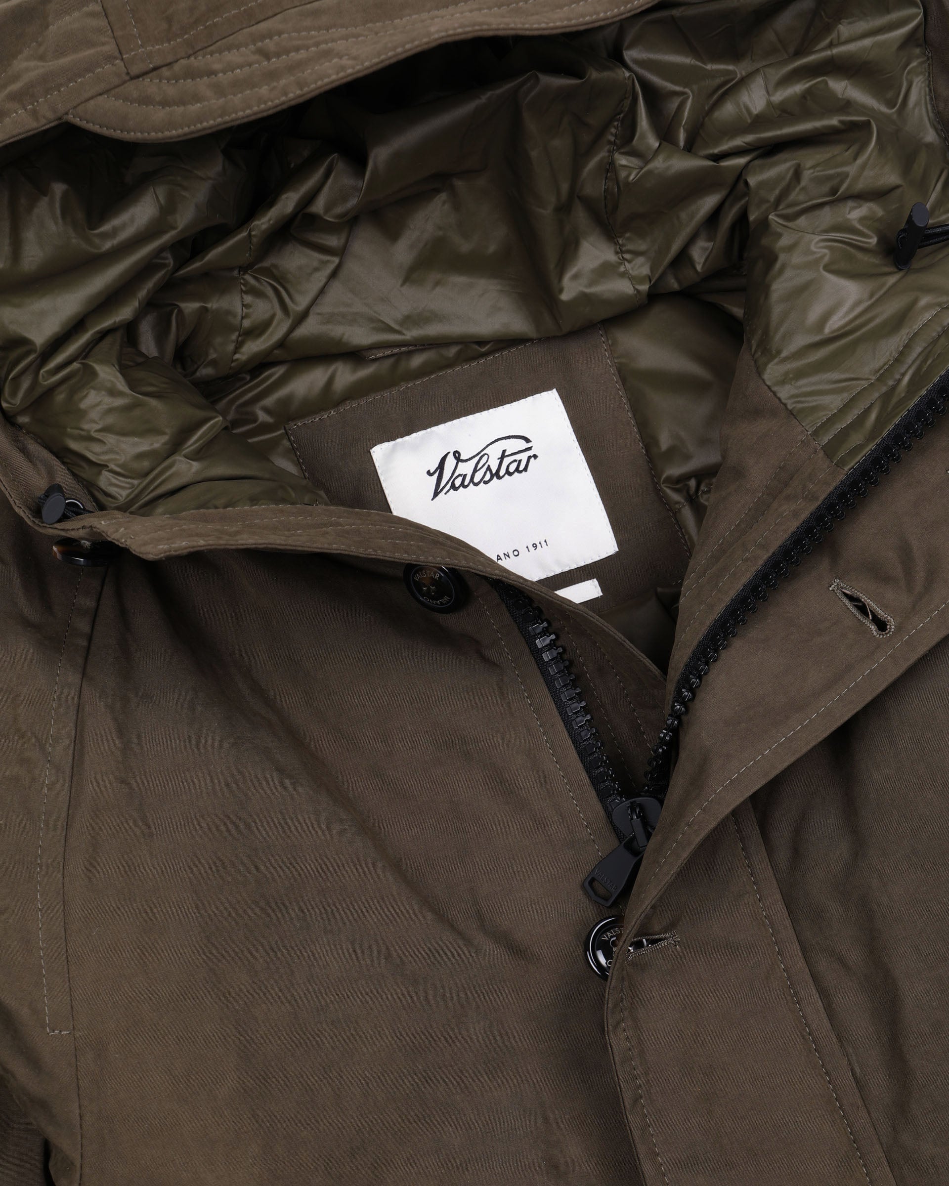 Giubbotto Liam con cappuccio in tessuto di misto cotone cerato water repellent, imbottito in piuma. Verde - Testuggine