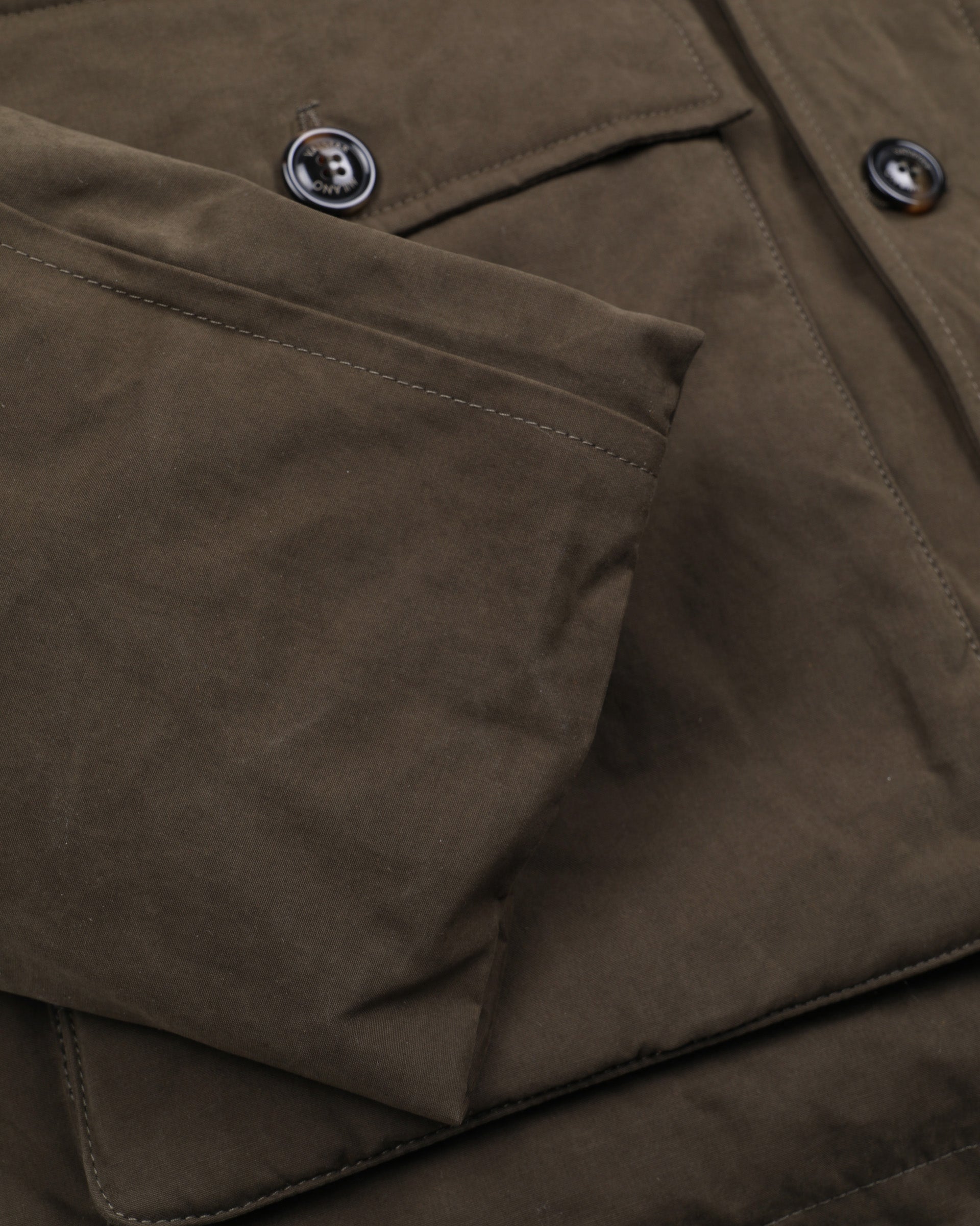 Giubbotto Liam con cappuccio in tessuto di misto cotone cerato water repellent, imbottito in piuma. Verde - Testuggine