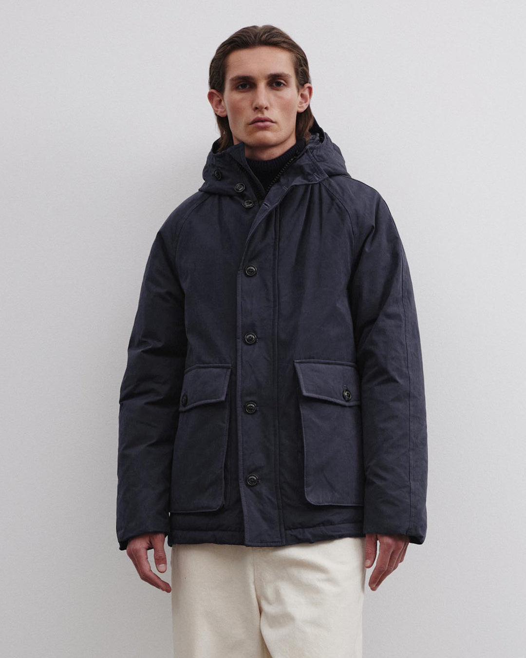 Giubbotto Liam con cappuccio in tessuto di misto cotone cerato water repellent, imbottito in piuma. Blu - Navy