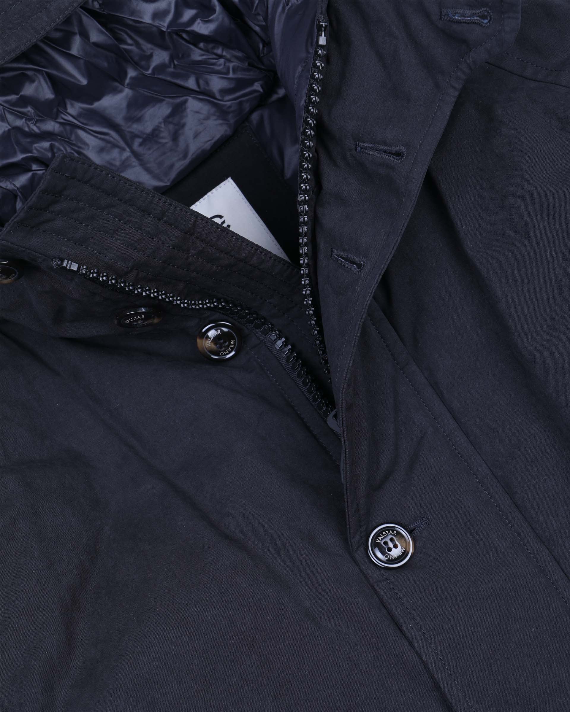 Giubbotto Liam con cappuccio in tessuto di misto cotone cerato water repellent, imbottito in piuma. Blu - Navy