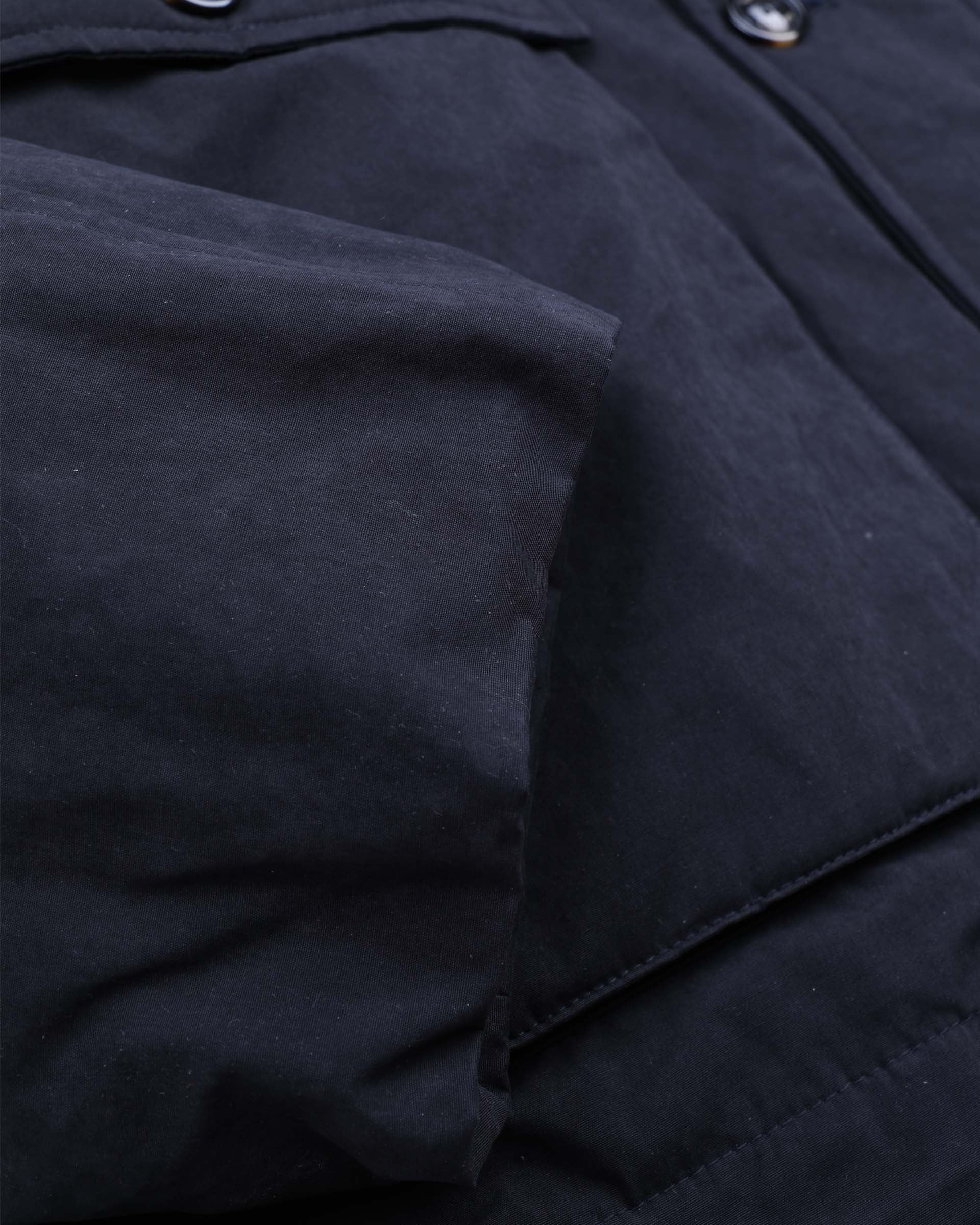 Giubbotto Liam con cappuccio in tessuto di misto cotone cerato water repellent, imbottito in piuma. Blu - Navy