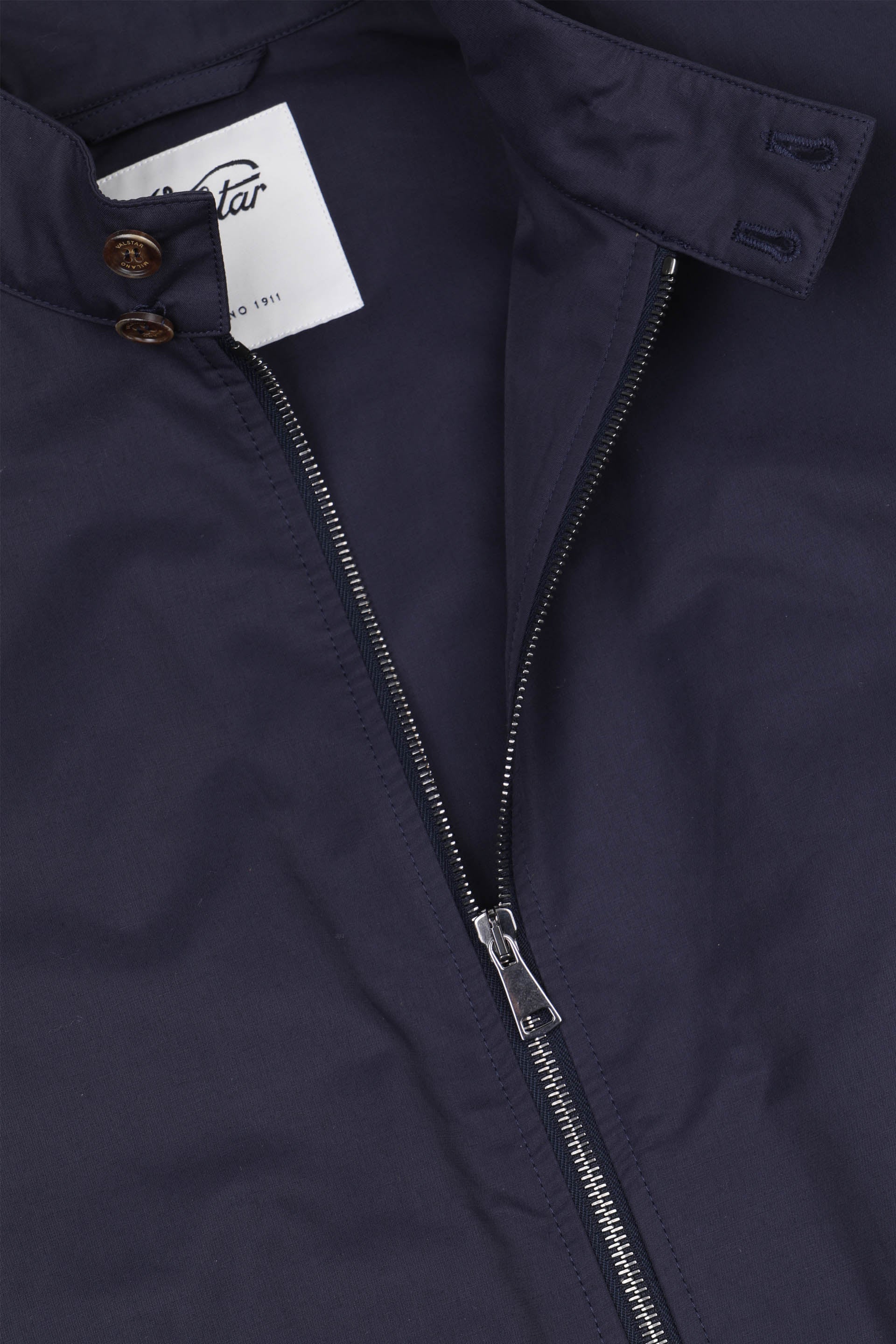 Padded zip jacket in a water repellent cotton-nylon blend fabric. Blue