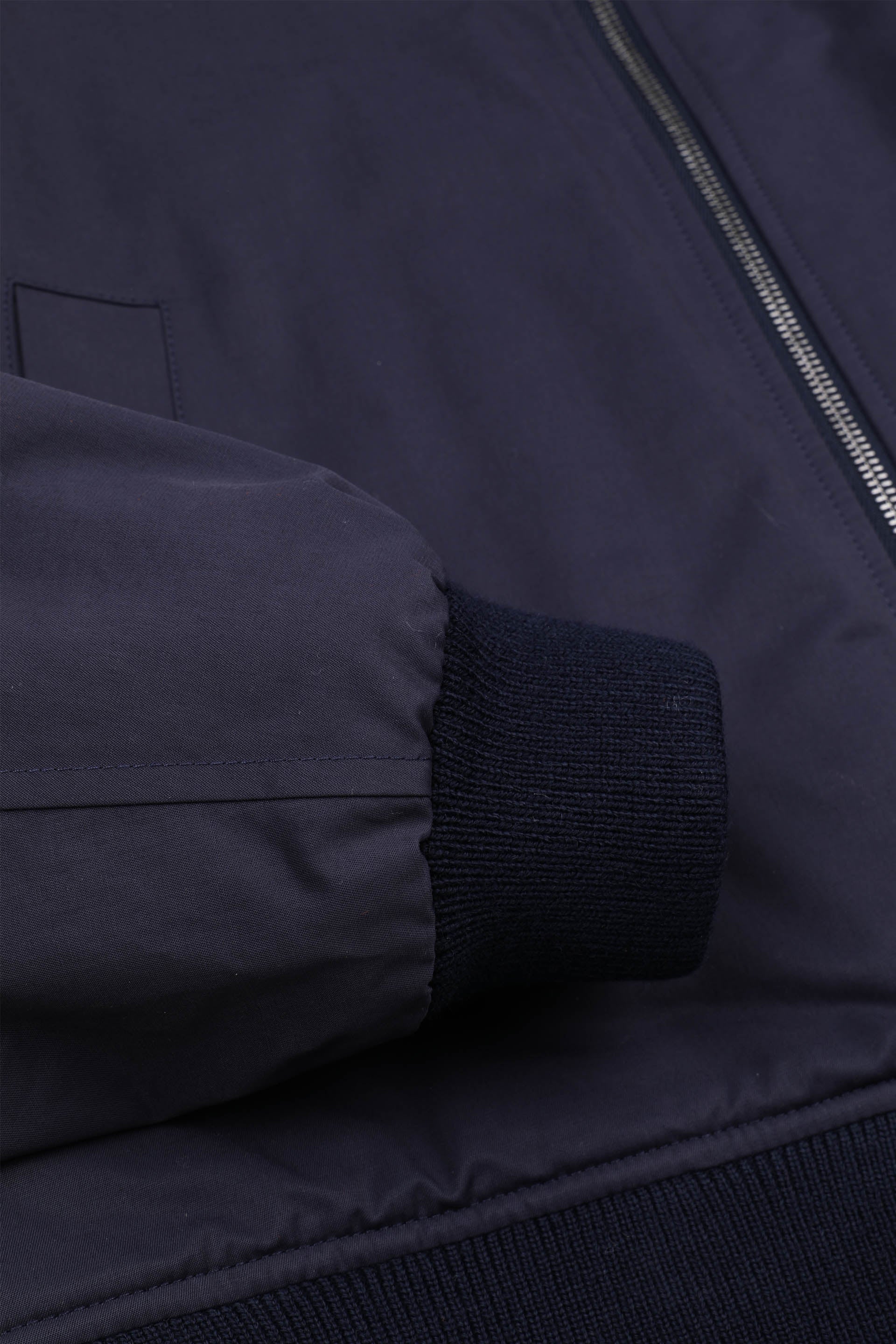 Padded zip jacket in a water repellent cotton-nylon blend fabric. Blue