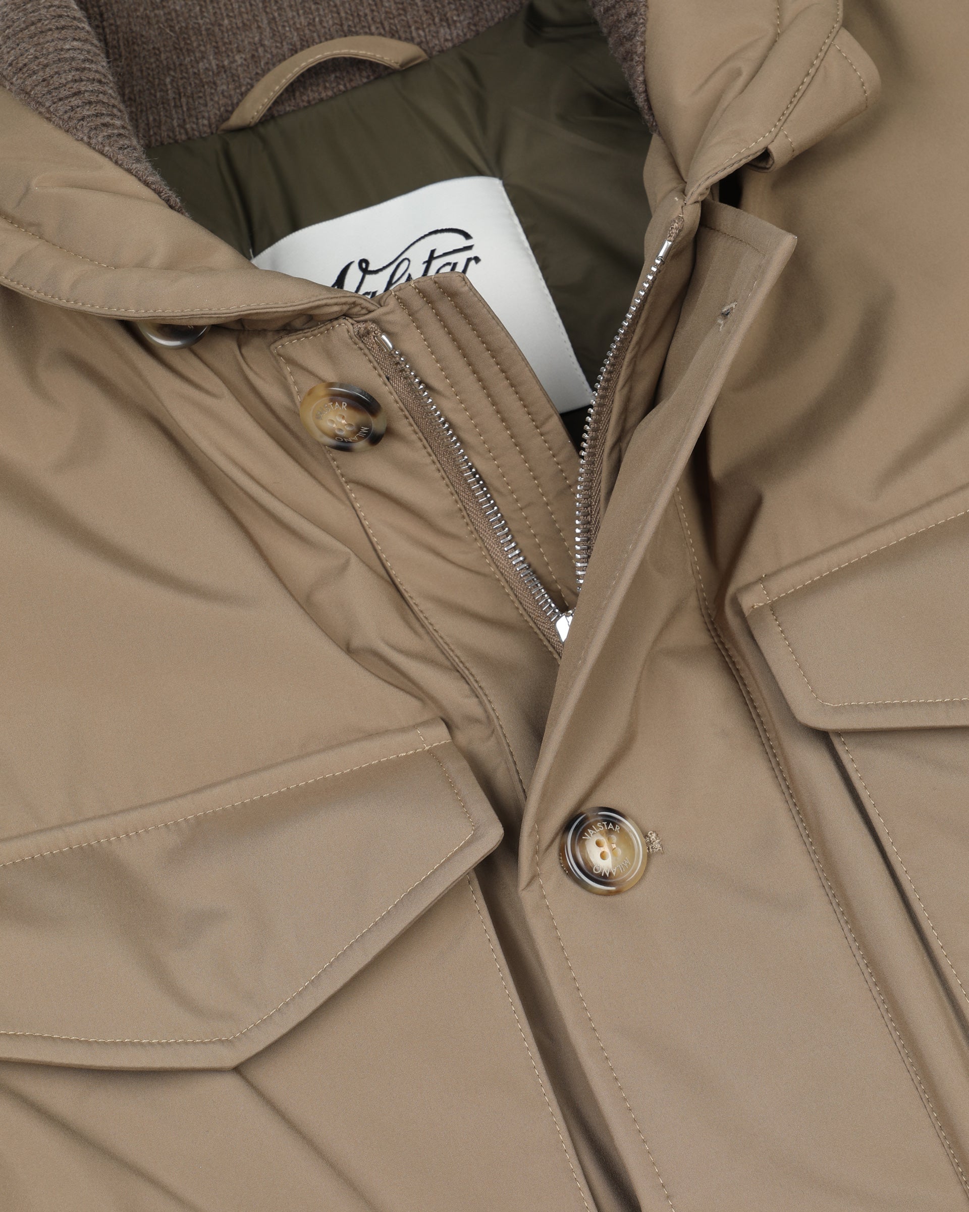 Field Jacket Loyal in tessuto tecnico di microfibra waterproof, imbottita. Beige - Avana