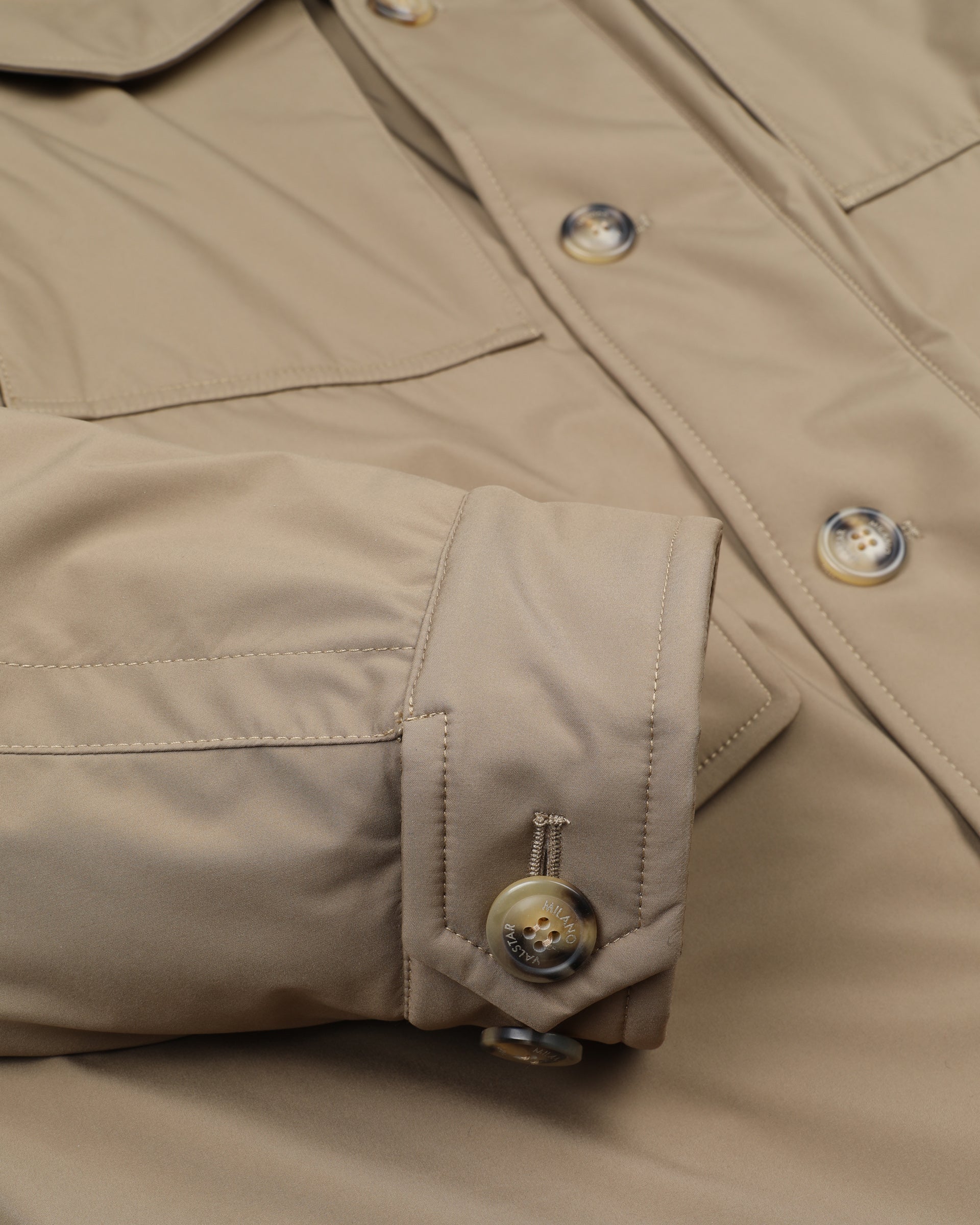 Field Jacket Loyal in tessuto tecnico di microfibra waterproof, imbottita. Beige - Avana