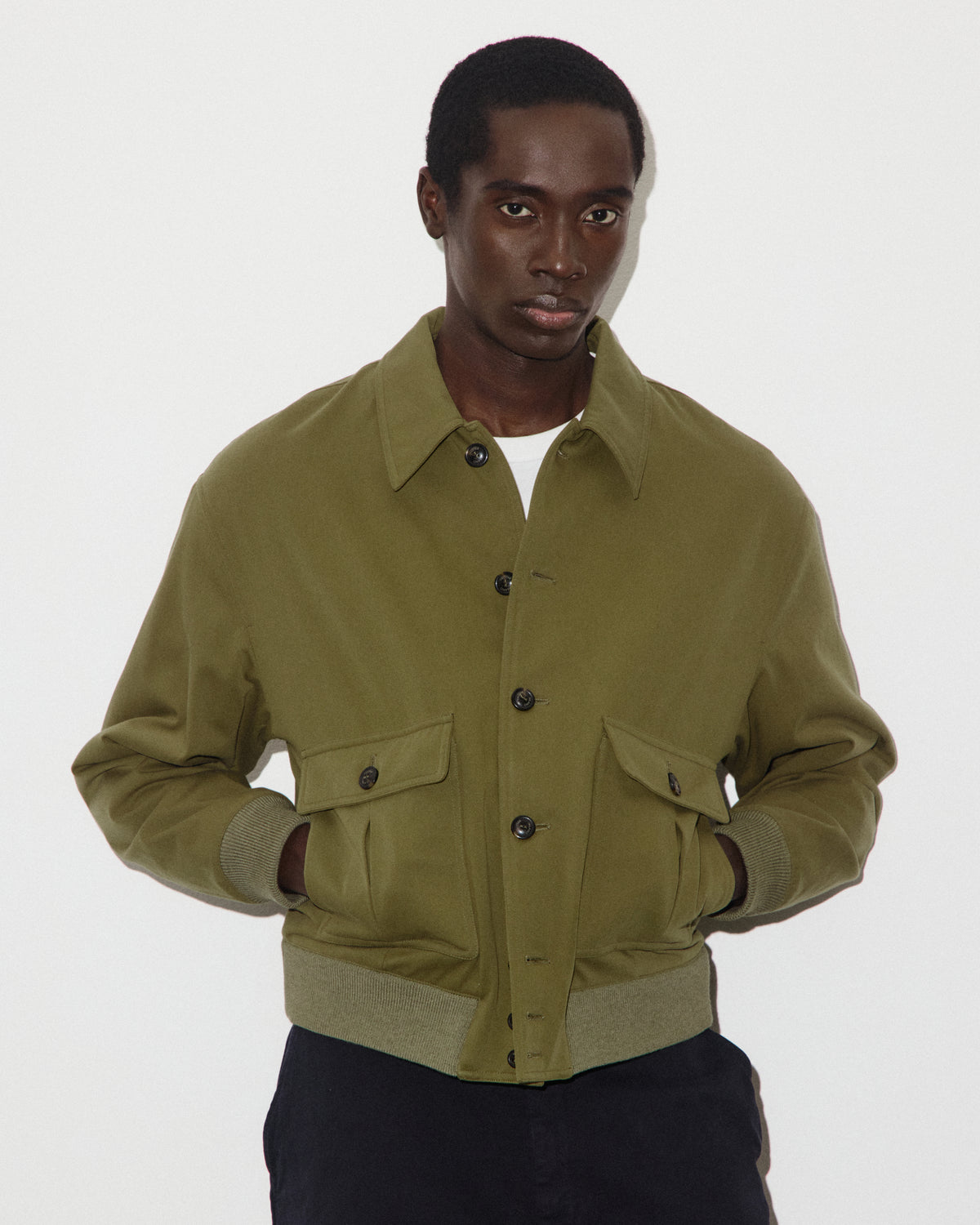 Giubbotto bomber Colin in twill di cotone organico con trattamento water repellent, imbottito. Verde - Cardamomo