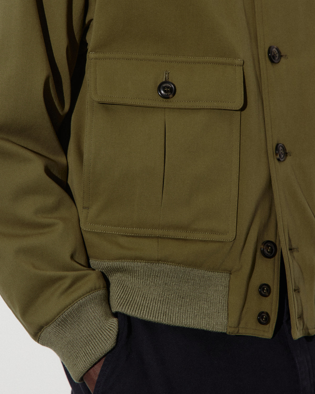 Giubbotto bomber Colin in twill di cotone organico con trattamento water repellent, imbottito. Verde - Cardamomo