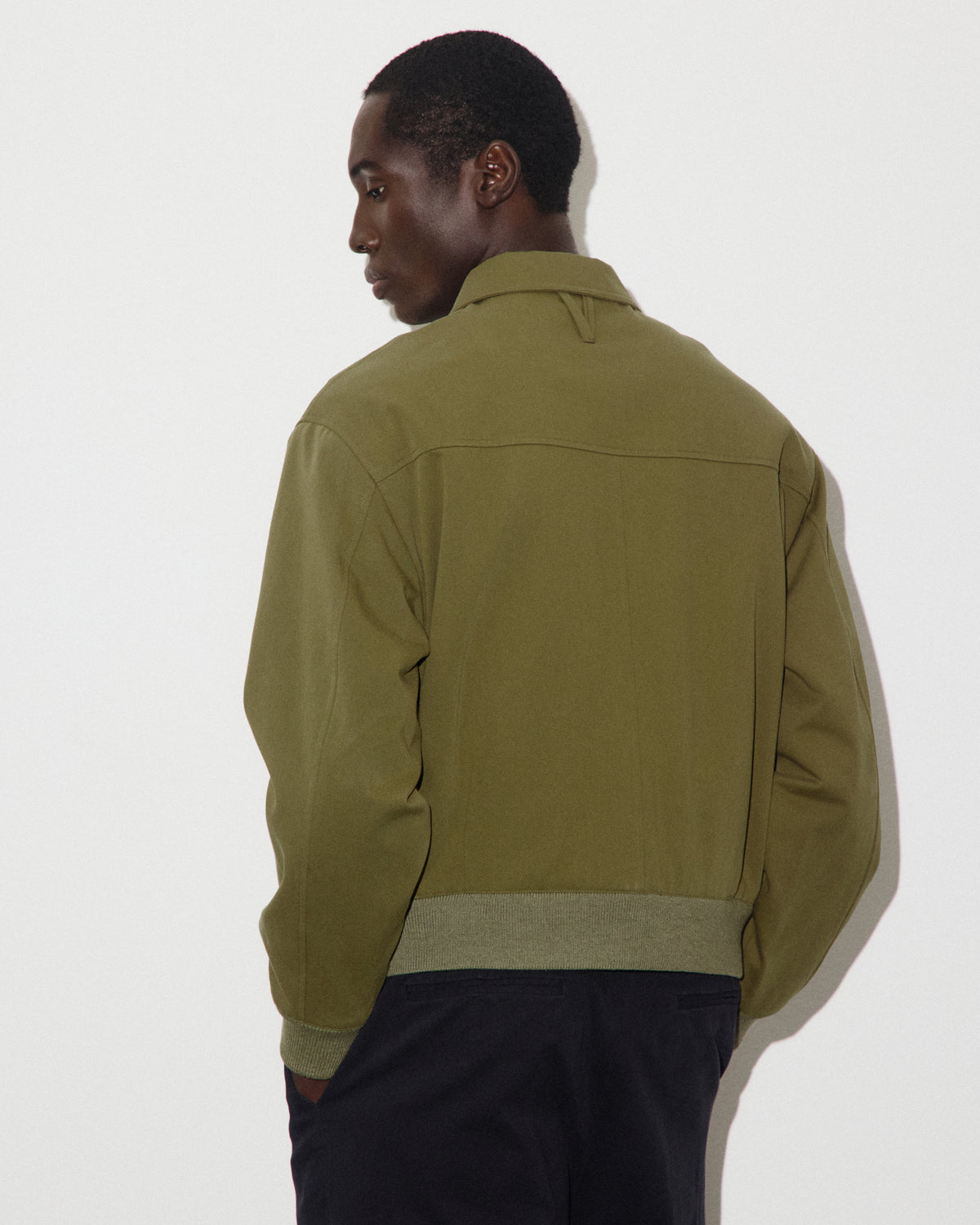 Giubbotto bomber Colin in twill di cotone organico con trattamento water repellent, imbottito. Verde - Cardamomo