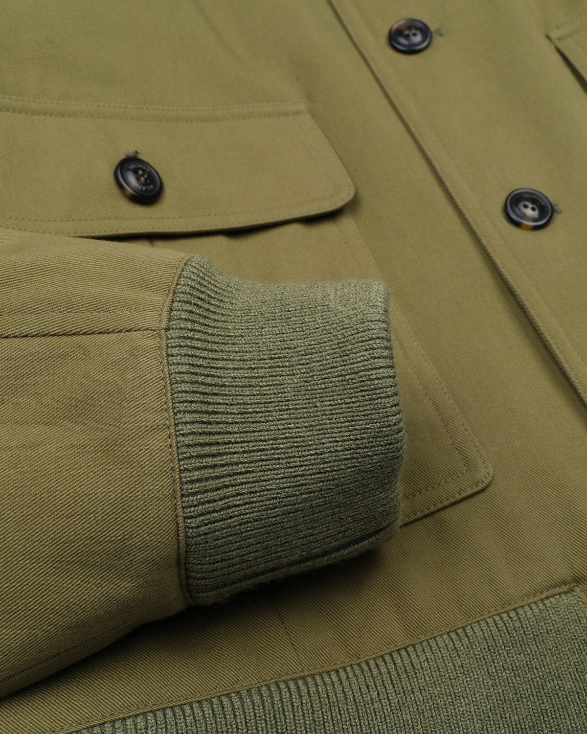 Giubbotto bomber Colin in twill di cotone organico con trattamento water repellent, imbottito. Verde - Cardamomo