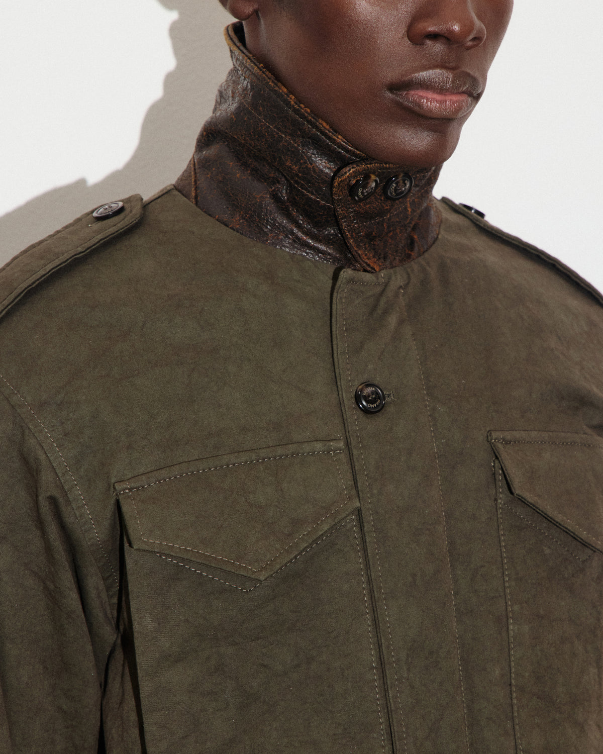 Feld jacket Stanley in twill di cotone sun-dried e colletto in nappa crackle, imbottita. Verde - Quercia
