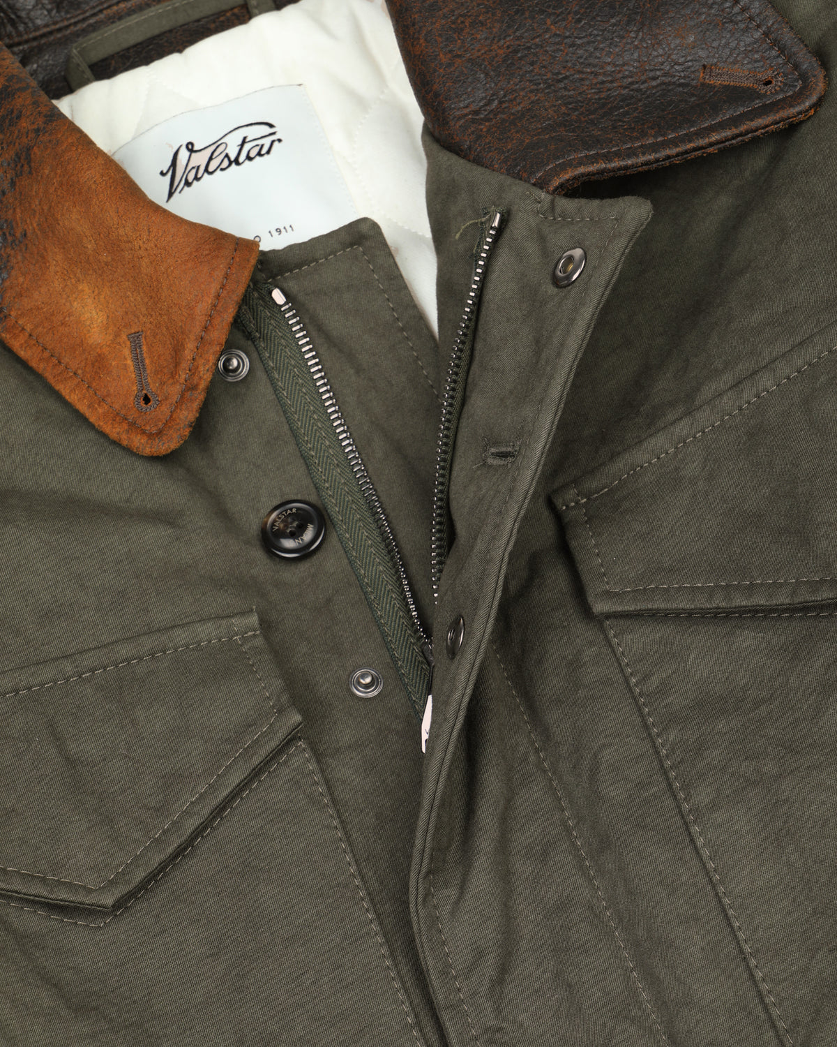 Feld jacket Stanley in twill di cotone sun-dried e colletto in nappa crackle, imbottita. Verde - Quercia