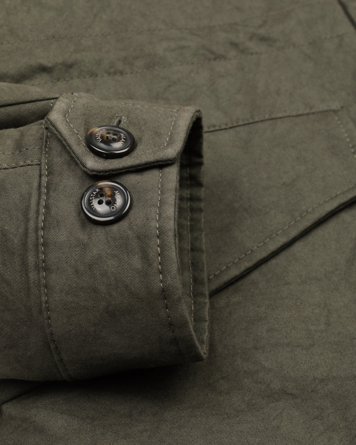 Feld jacket Stanley in twill di cotone sun-dried e colletto in nappa crackle, imbottita. Verde - Quercia