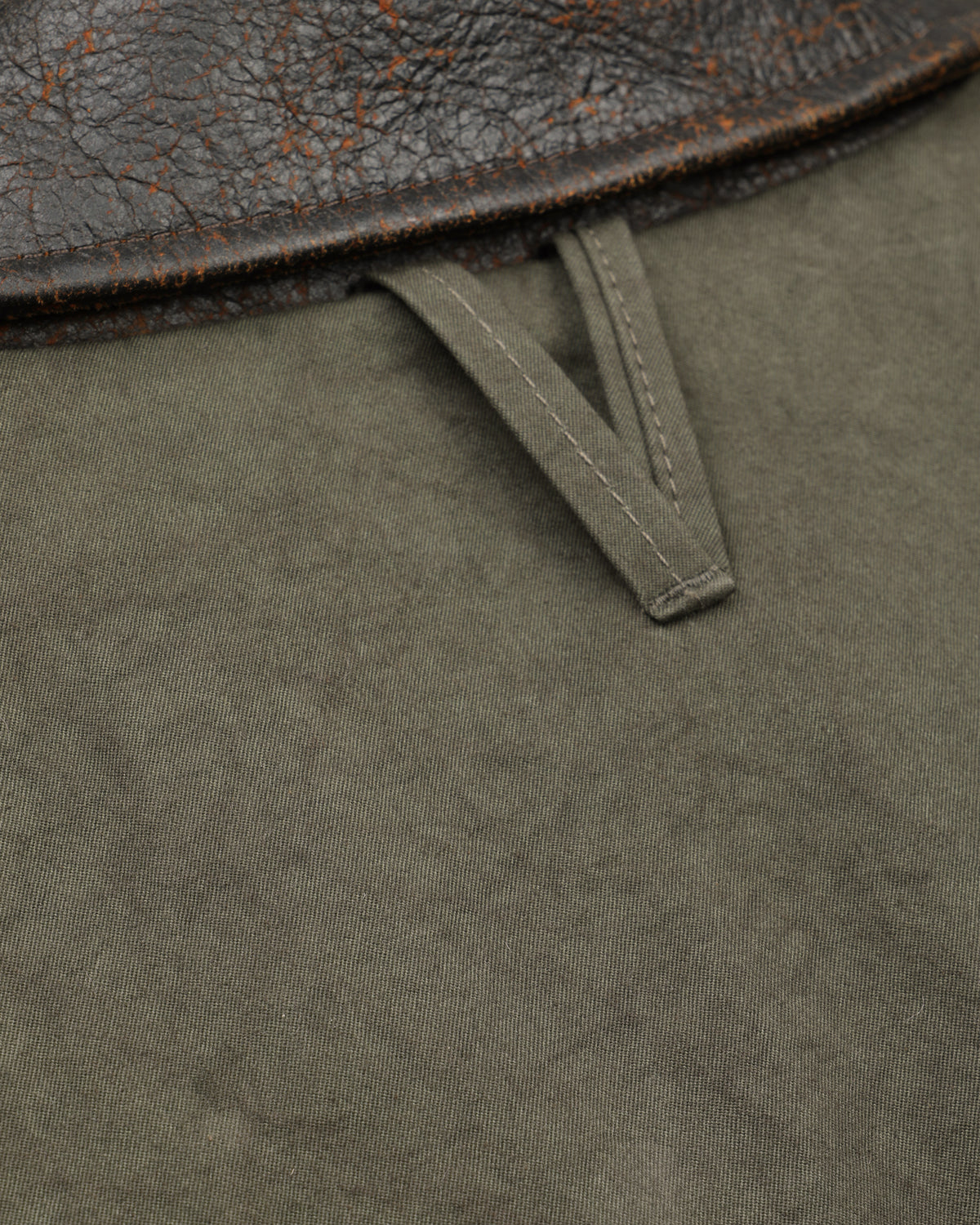 Feld jacket Stanley in twill di cotone sun-dried e colletto in nappa crackle, imbottita. Verde - Quercia
