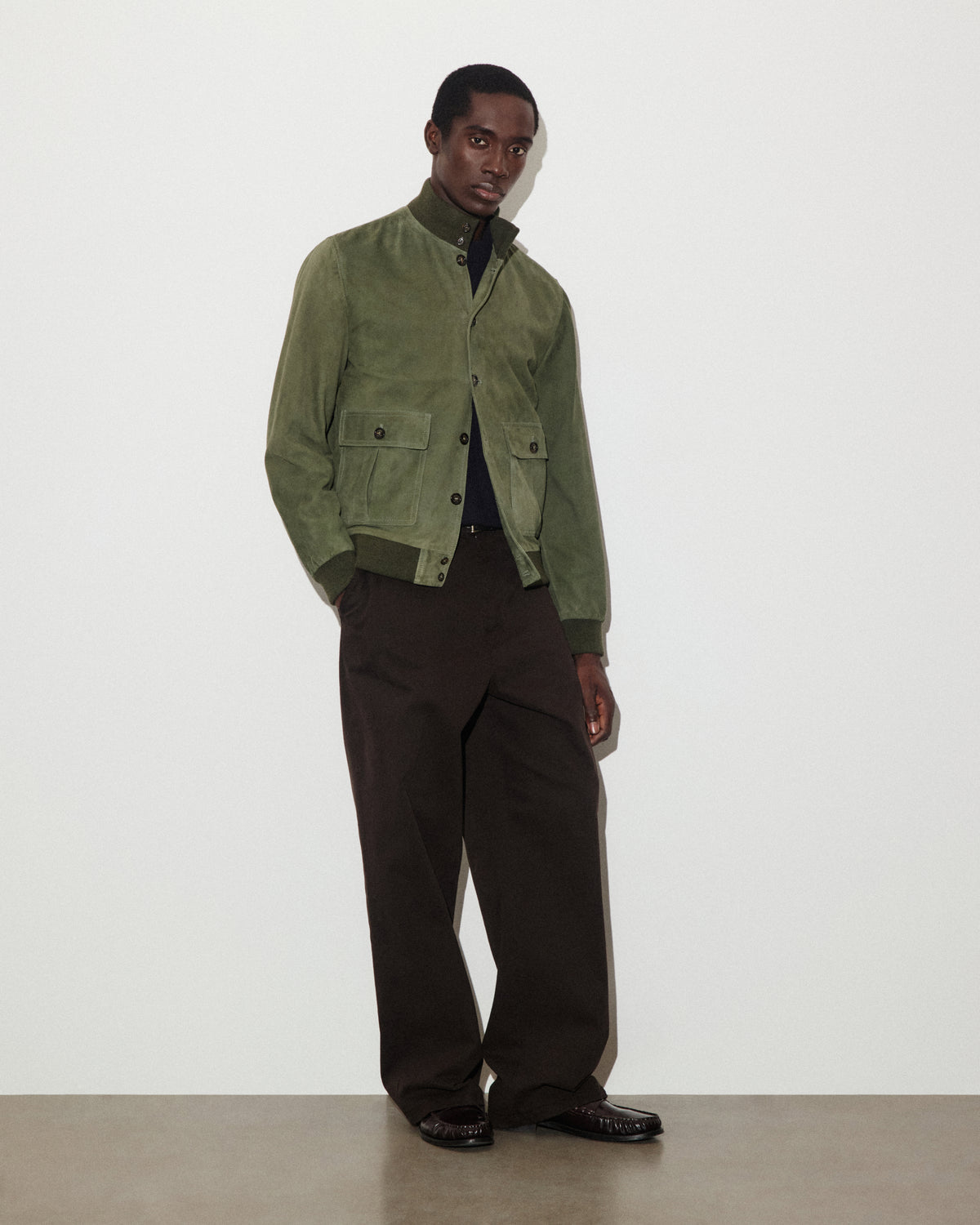 Giubbotto Valstarino in suede con loop su collo dietro, foderato. Verde - Basil