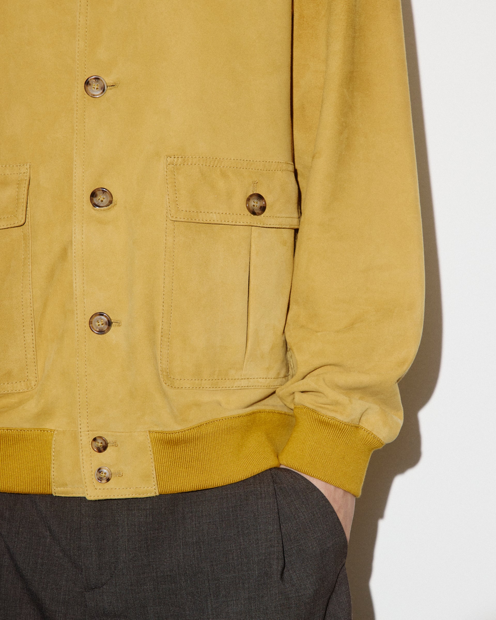 Giubbotto Valstarino in suede, sfoderato con loop nel collo dietro. Giallo - Moutarde
