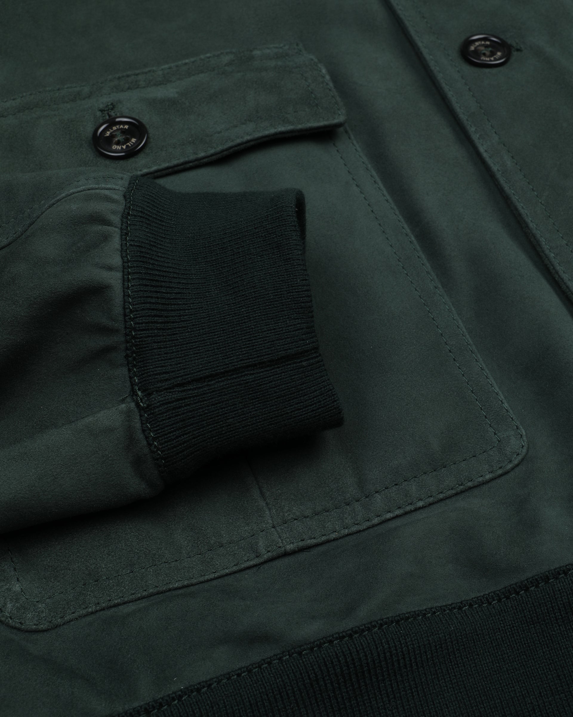 Giubbotto Valstarino in suede, sfoderato con loop nel collo dietro. Verde - Garden