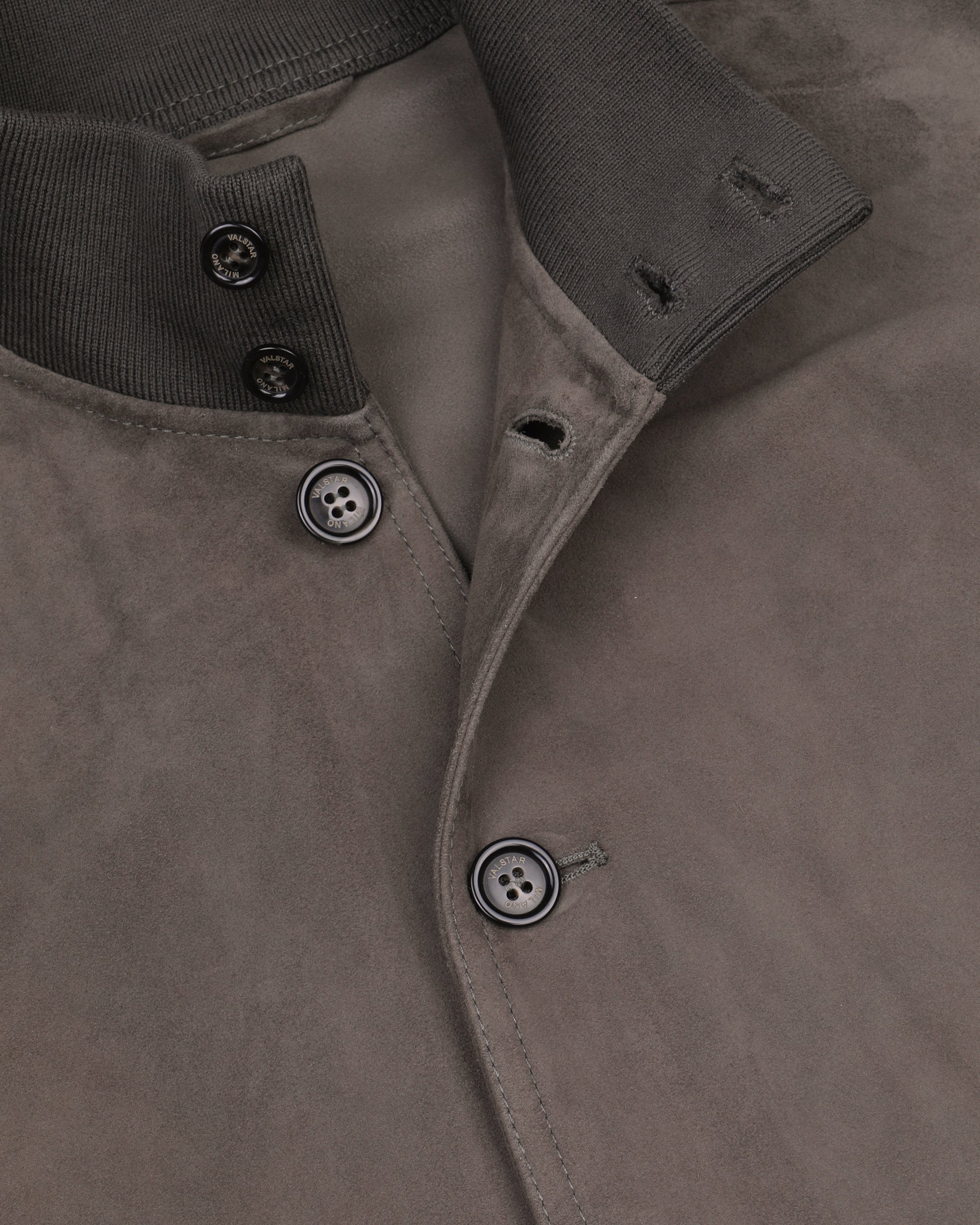 Giubbotto Valstarino in suede, sfoderato con loop nel collo dietro. Marrone - Roccia