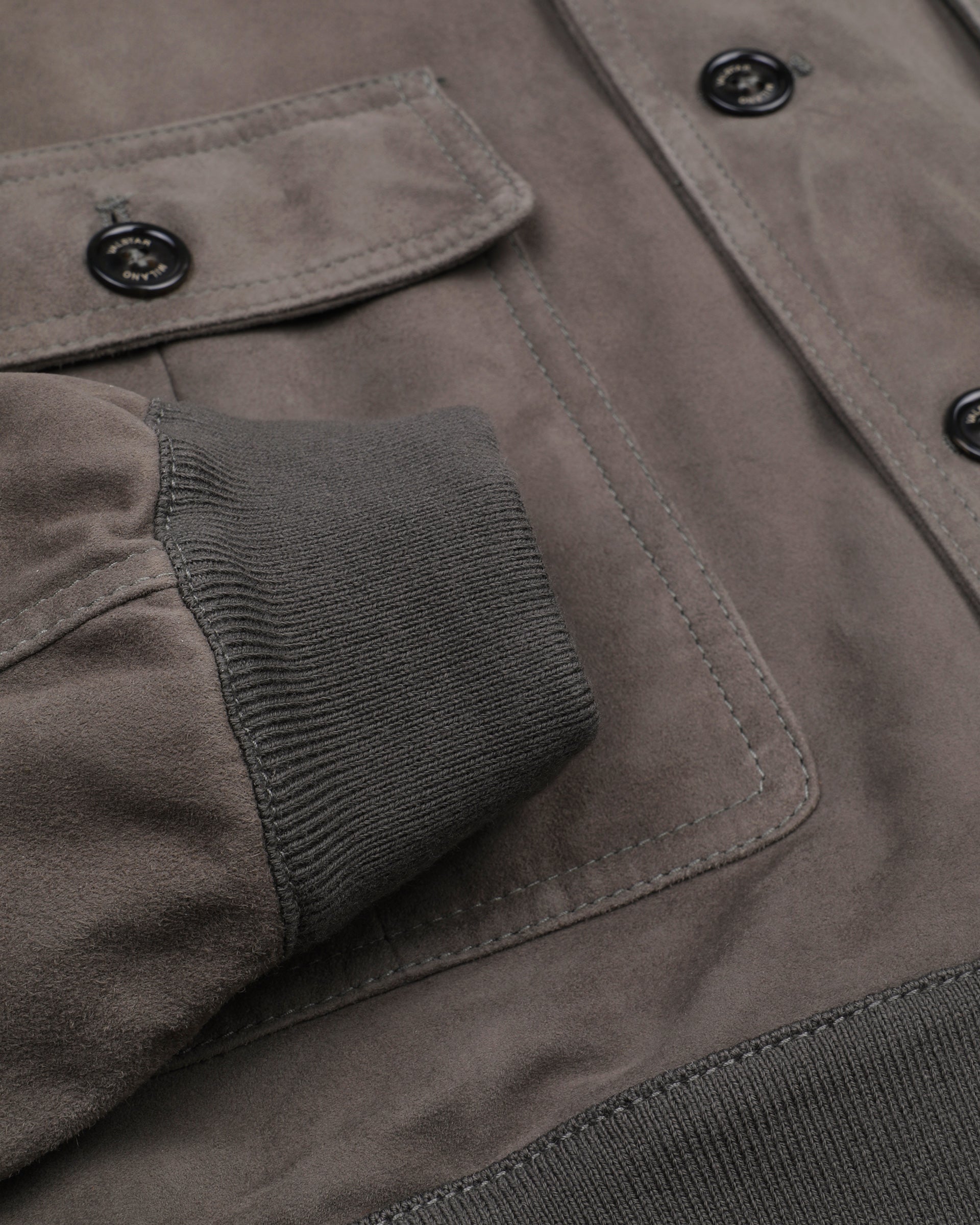 Giubbotto Valstarino in suede, sfoderato con loop nel collo dietro. Marrone - Roccia