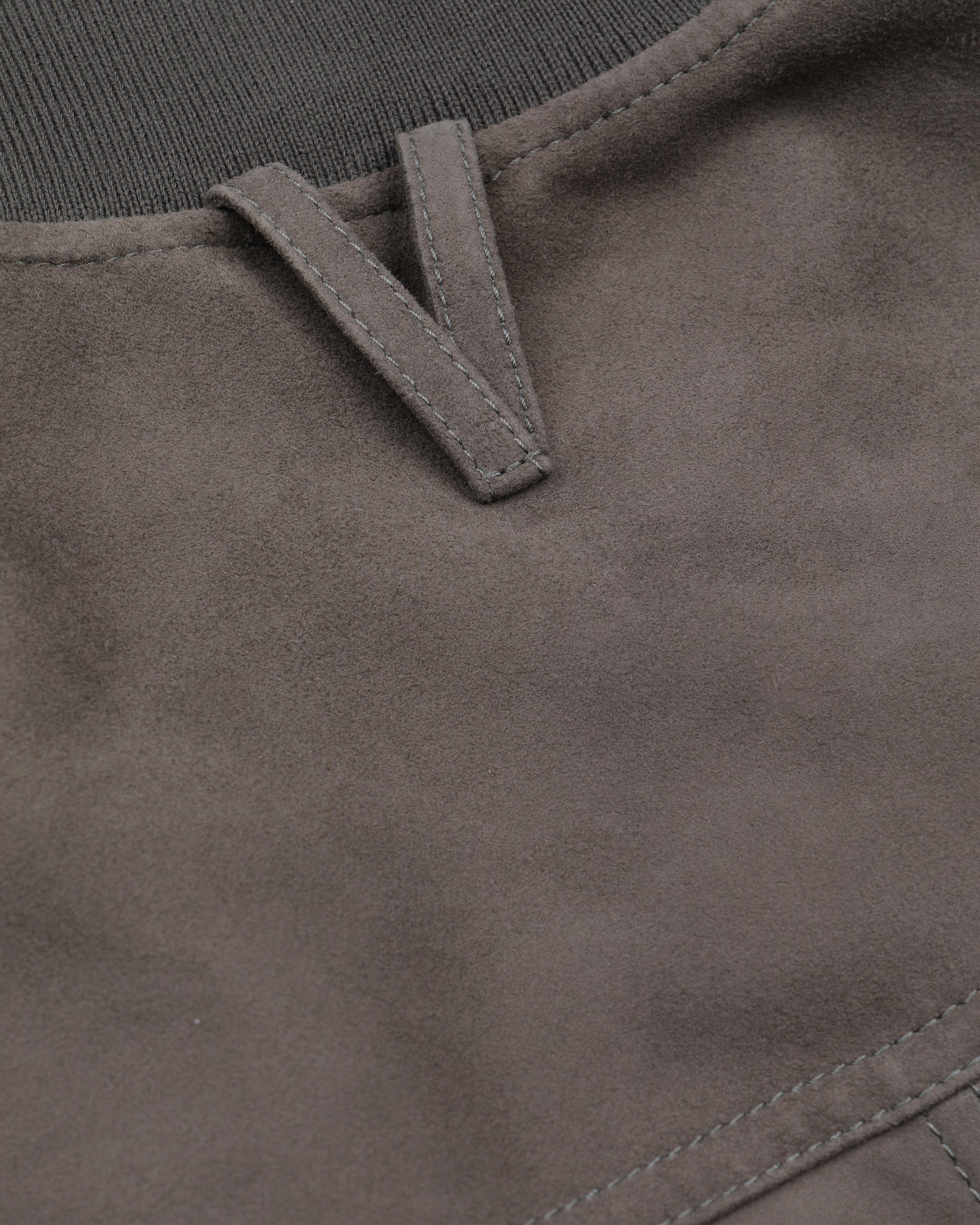 Giubbotto Valstarino in suede, sfoderato con loop nel collo dietro. Marrone - Roccia