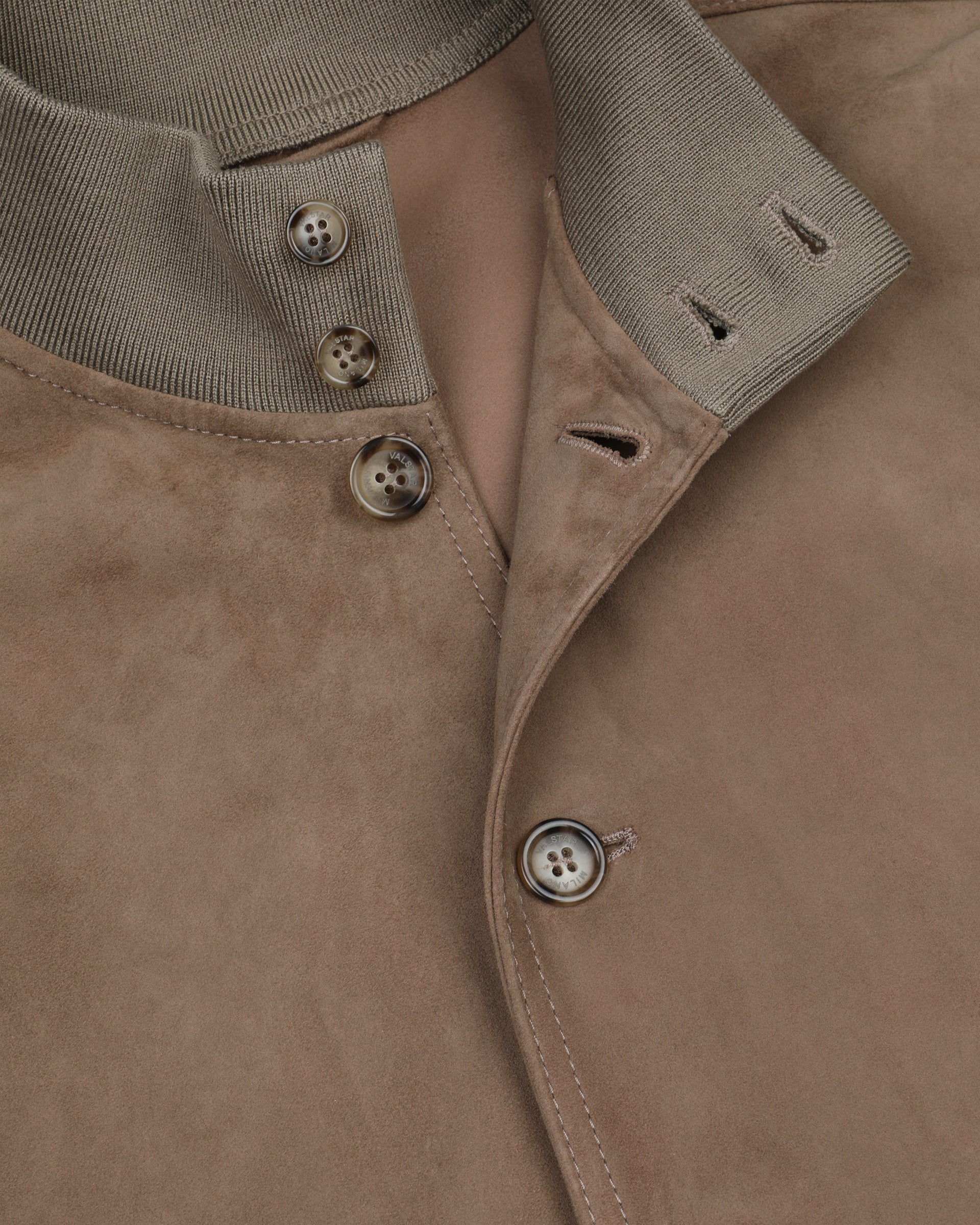 UOMO-GIUBBOTTO VALSTARINO COLLO ALTO CON BOTTONI E TASCHE APPLICATE IN SUEDE SFODERATO, COLLO POLSI E FONDO SMACCHINATI IN COTONE - Grege