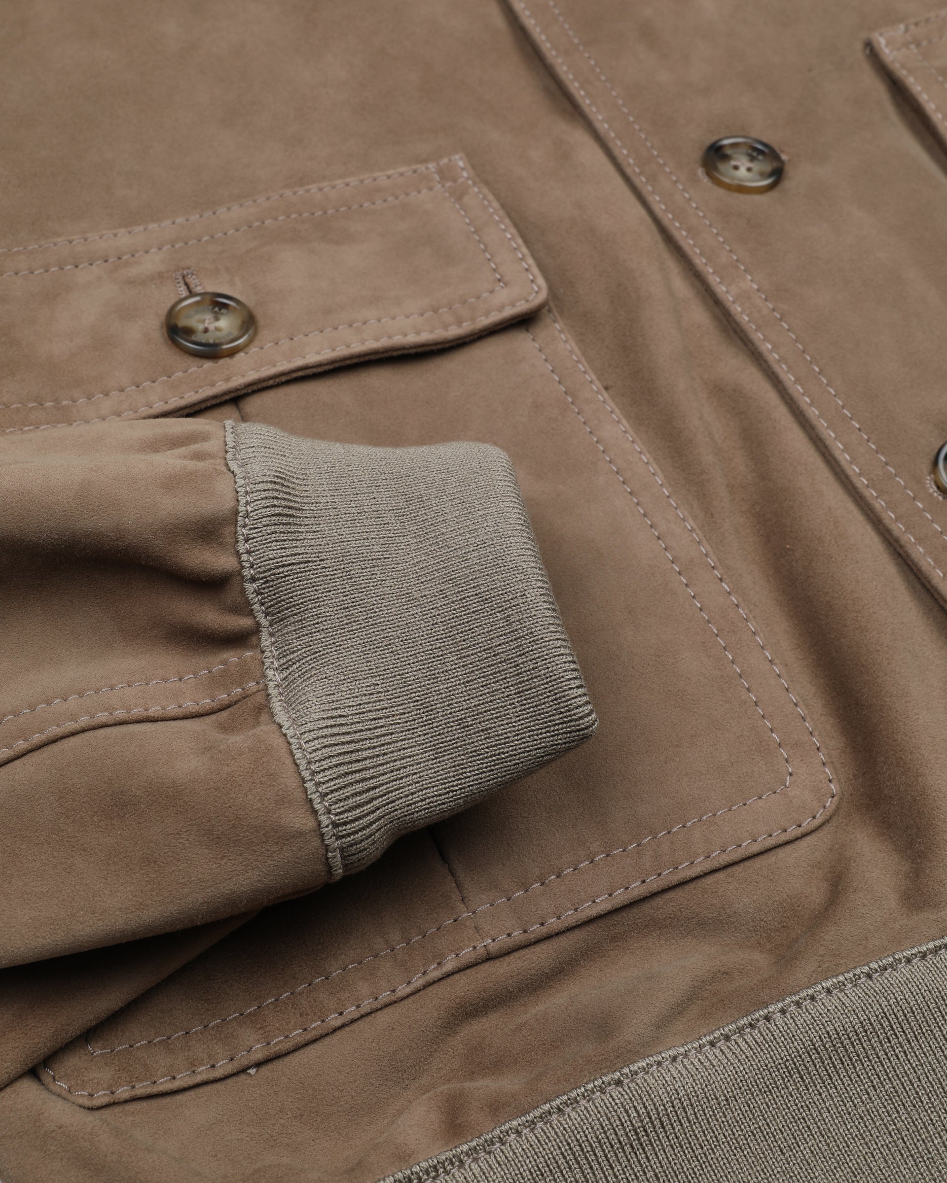 UOMO-GIUBBOTTO VALSTARINO COLLO ALTO CON BOTTONI E TASCHE APPLICATE IN SUEDE SFODERATO, COLLO POLSI E FONDO SMACCHINATI IN COTONE - Grege