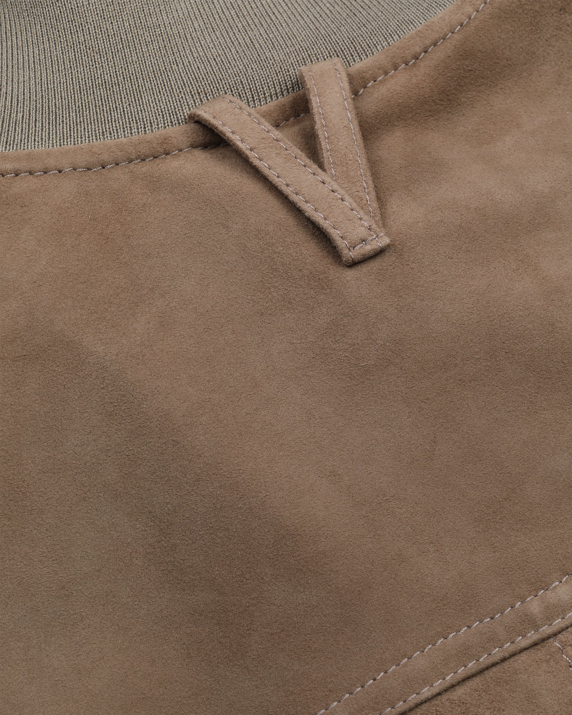 Giubbotto Valstarino in suede, sfoderato con loop nel collo dietro. Beige - Grege