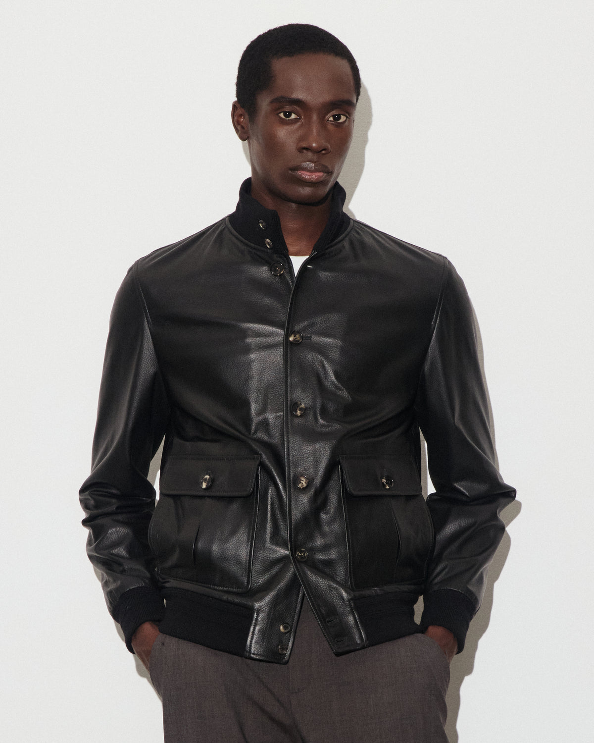 Giubbotto Valstarino in cervo con fodera in cashmere, loop su collo dietro. Black - Black