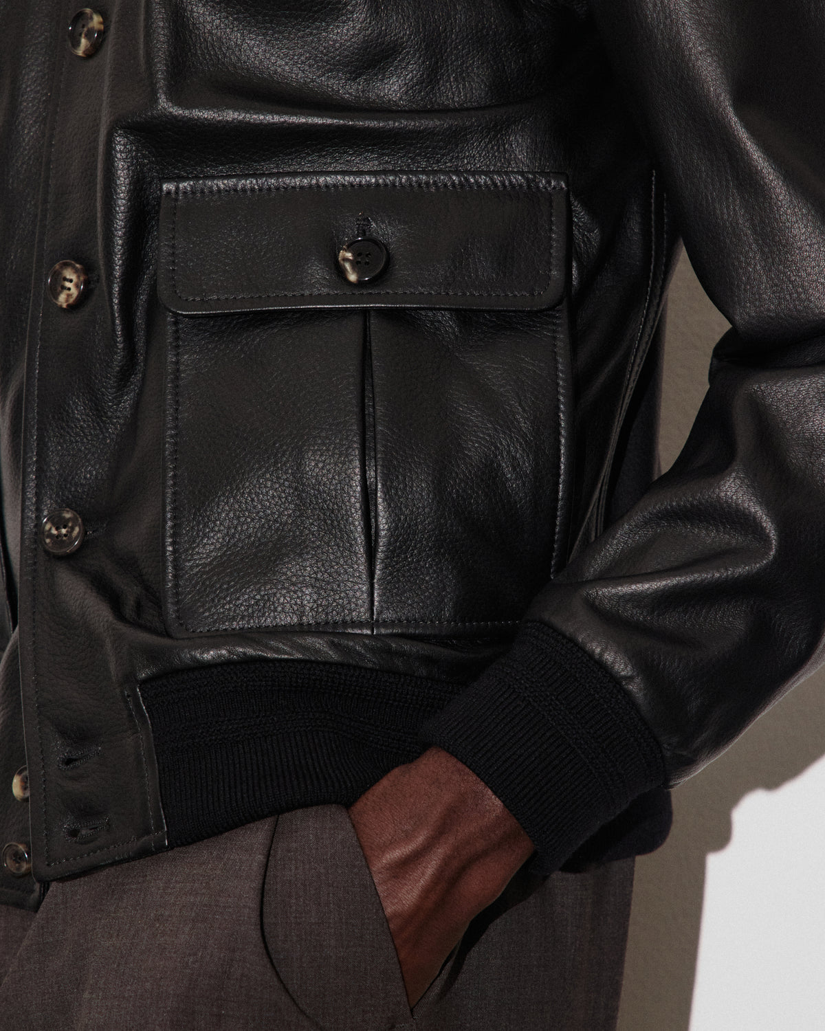 Giubbotto Valstarino in cervo con fodera in cashmere, loop su collo dietro. Black - Black