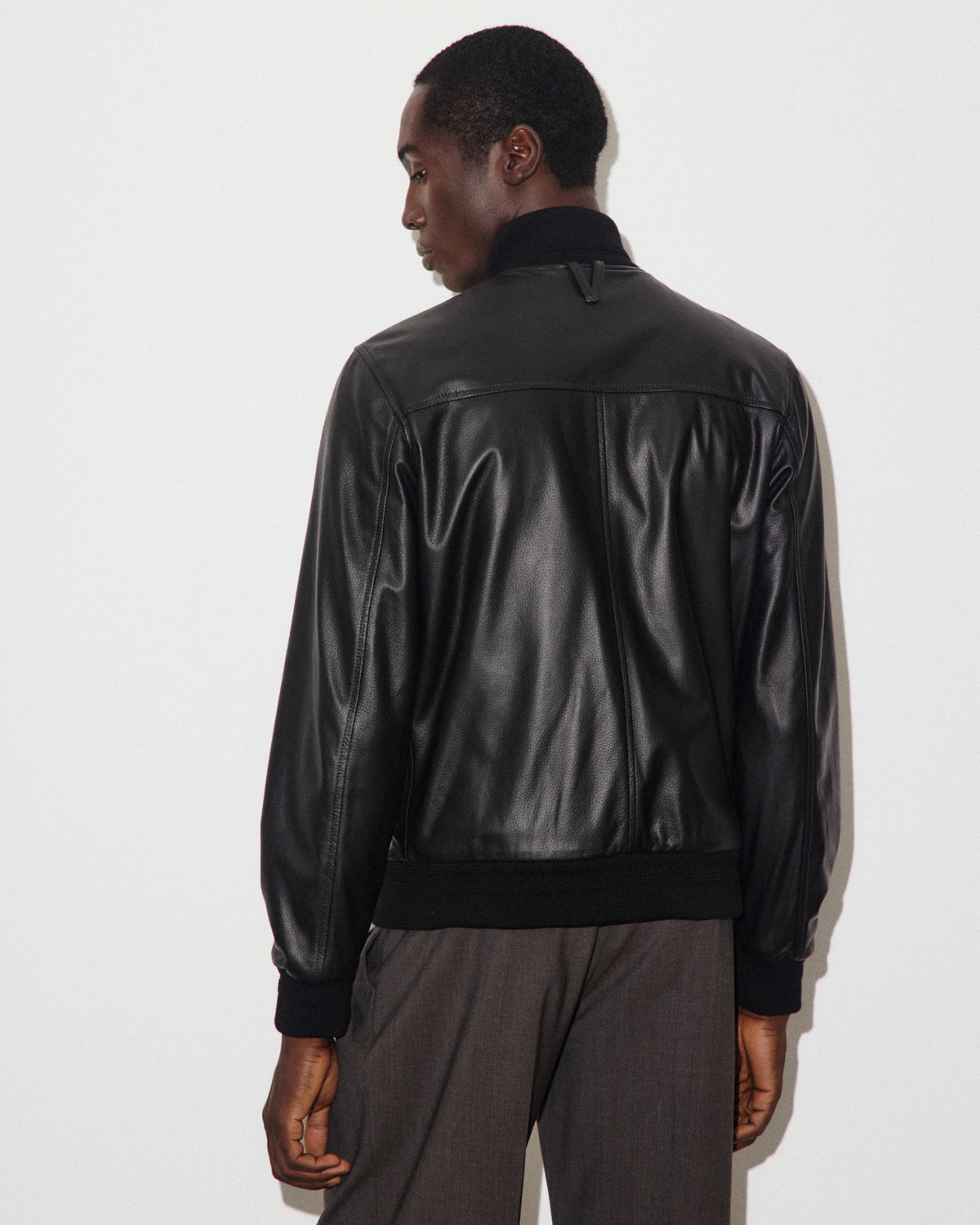 Giubbotto Valstarino in cervo con fodera in cashmere, loop su collo dietro. Black - Black