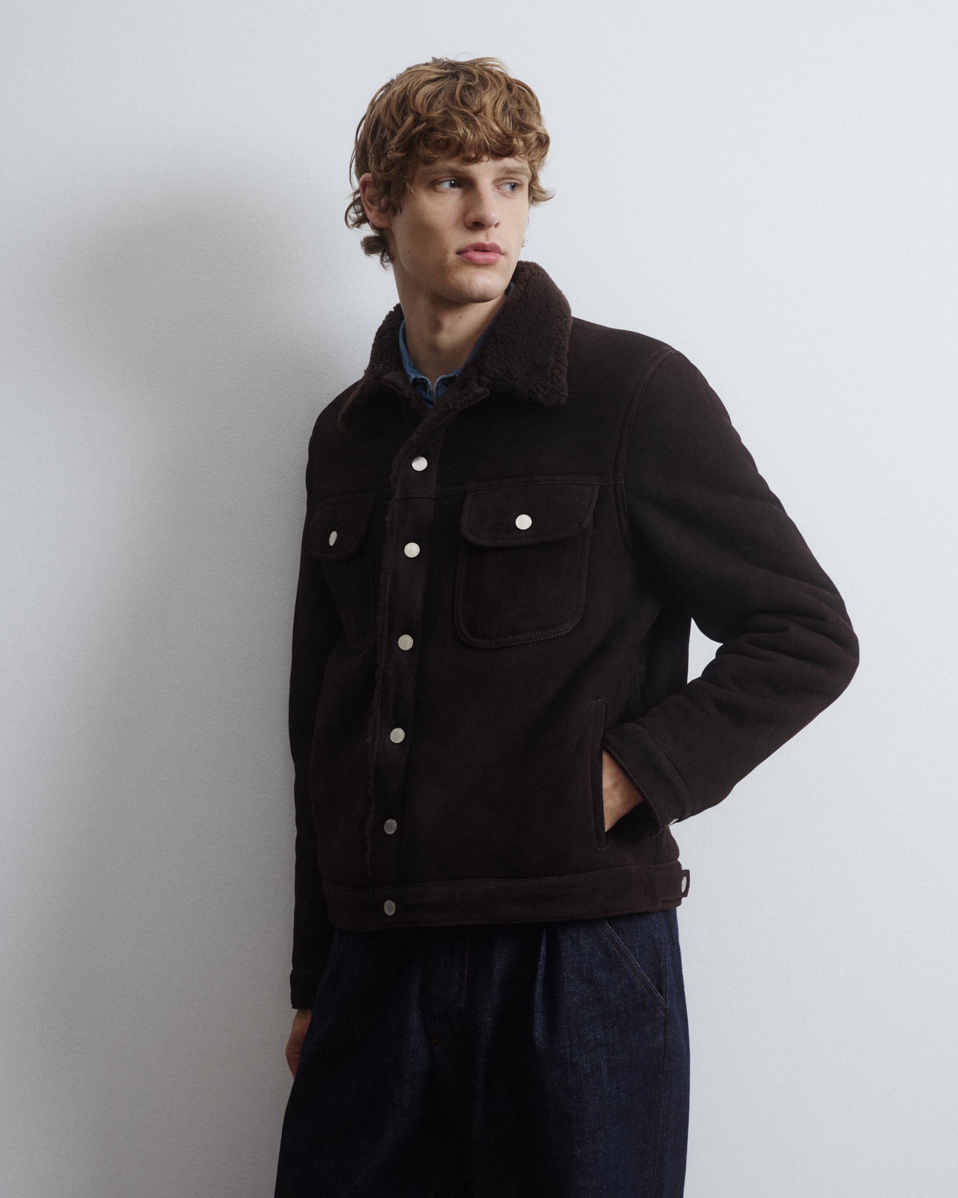 Trucker jacket in montone suede. Marrone - Caffè