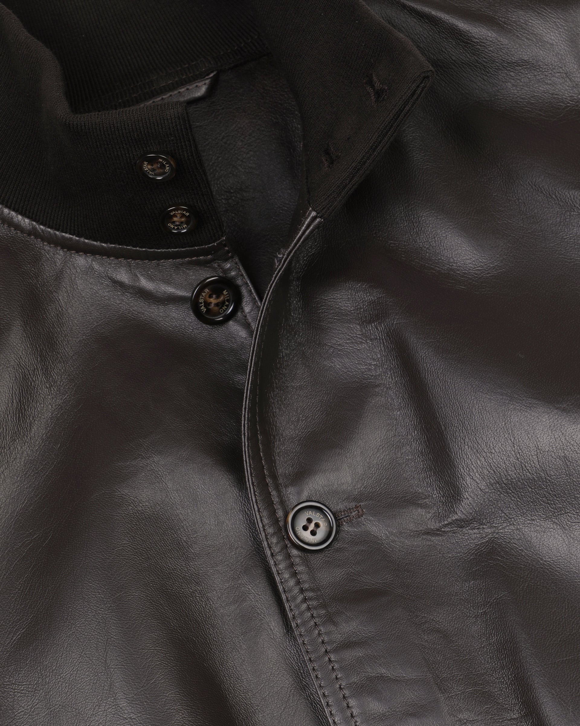 UOMO-GIUBBOTTO (VALSTARINO) COLLO ALTO CON BOTTONI E TASCHE APPLICATE IN NAPPA SFODERATO, COLLO POLSI E FONDO SMACCHINATI - Caffè