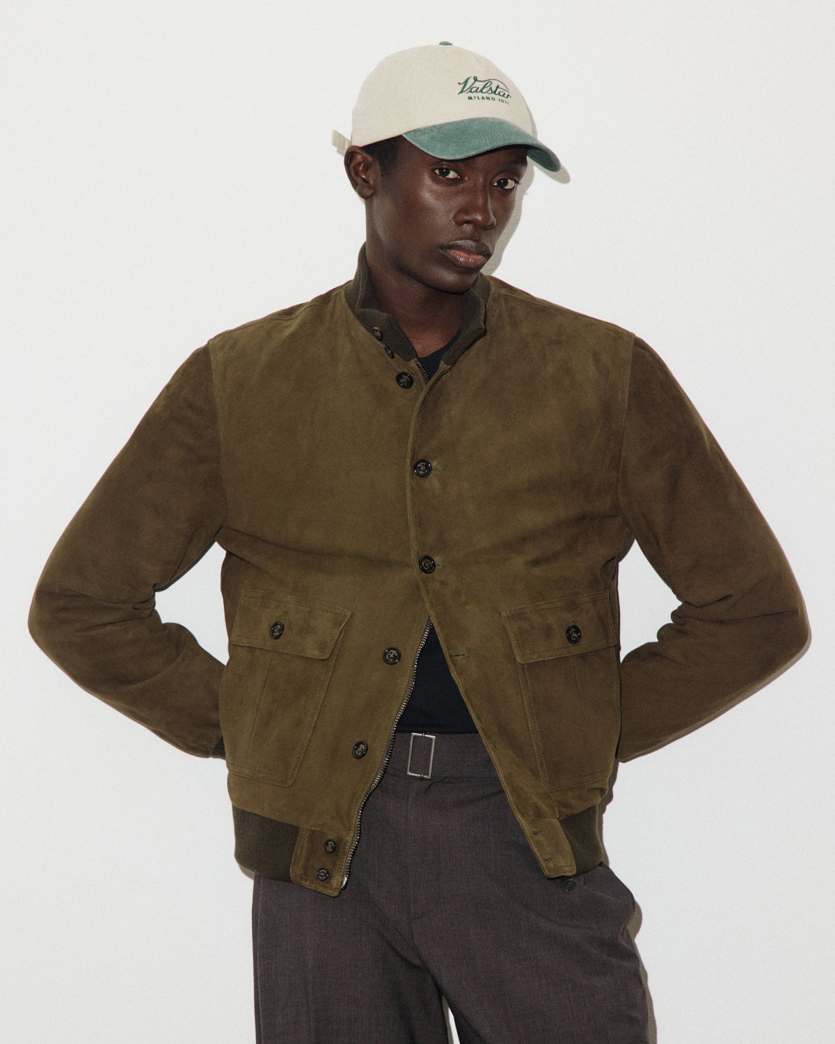 Giubbotto Valstarino in suede imbottito in piuma con loop su collo dietro. Verde - Muschio
