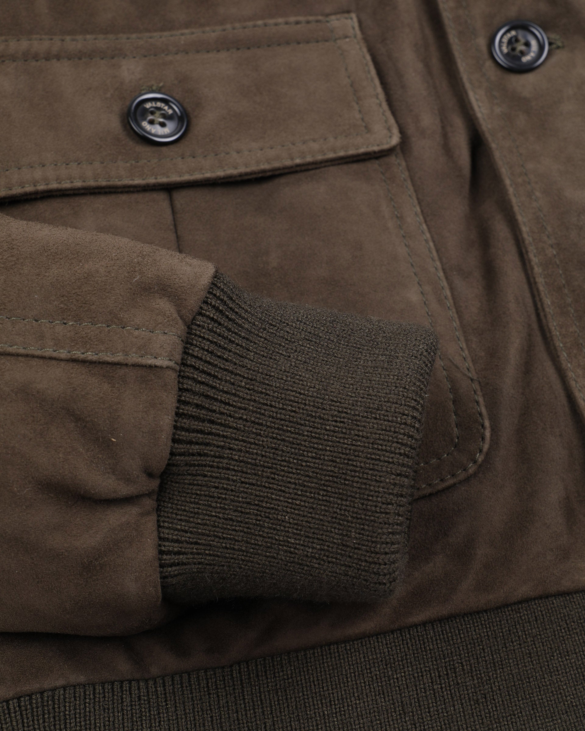 Giubbotto Valstarino in suede imbottito in piuma con loop su collo dietro. Verde - Muschio