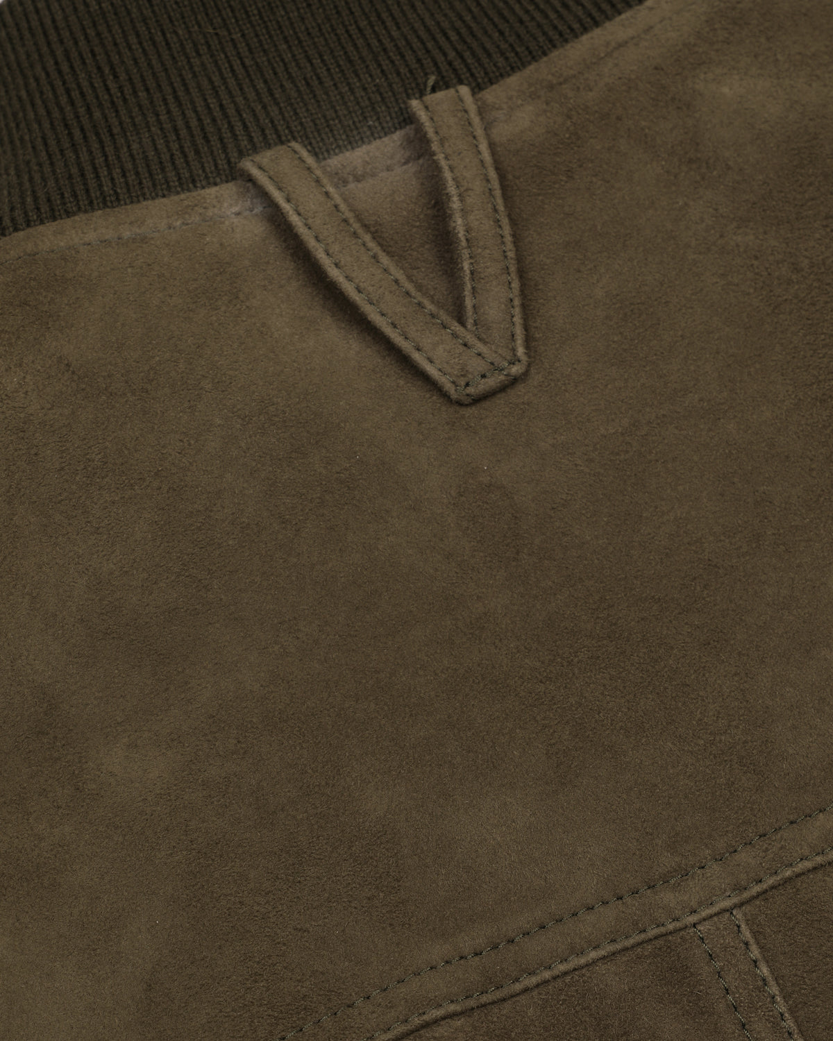 Giubbotto Valstarino in suede imbottito in piuma con loop su collo dietro. Verde - Muschio